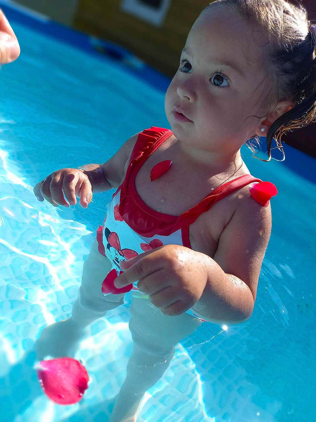 Kylana a rejoint le concours — aidez-le/la à gagner de superbes lots ! aqua, azure, baby, blue, chest, child, electric_blue, face, fun, hairstyle, happy, leisure, outdoor_recreation, person, photograph, play, recreation, snapshot, swimming_pool, toddler