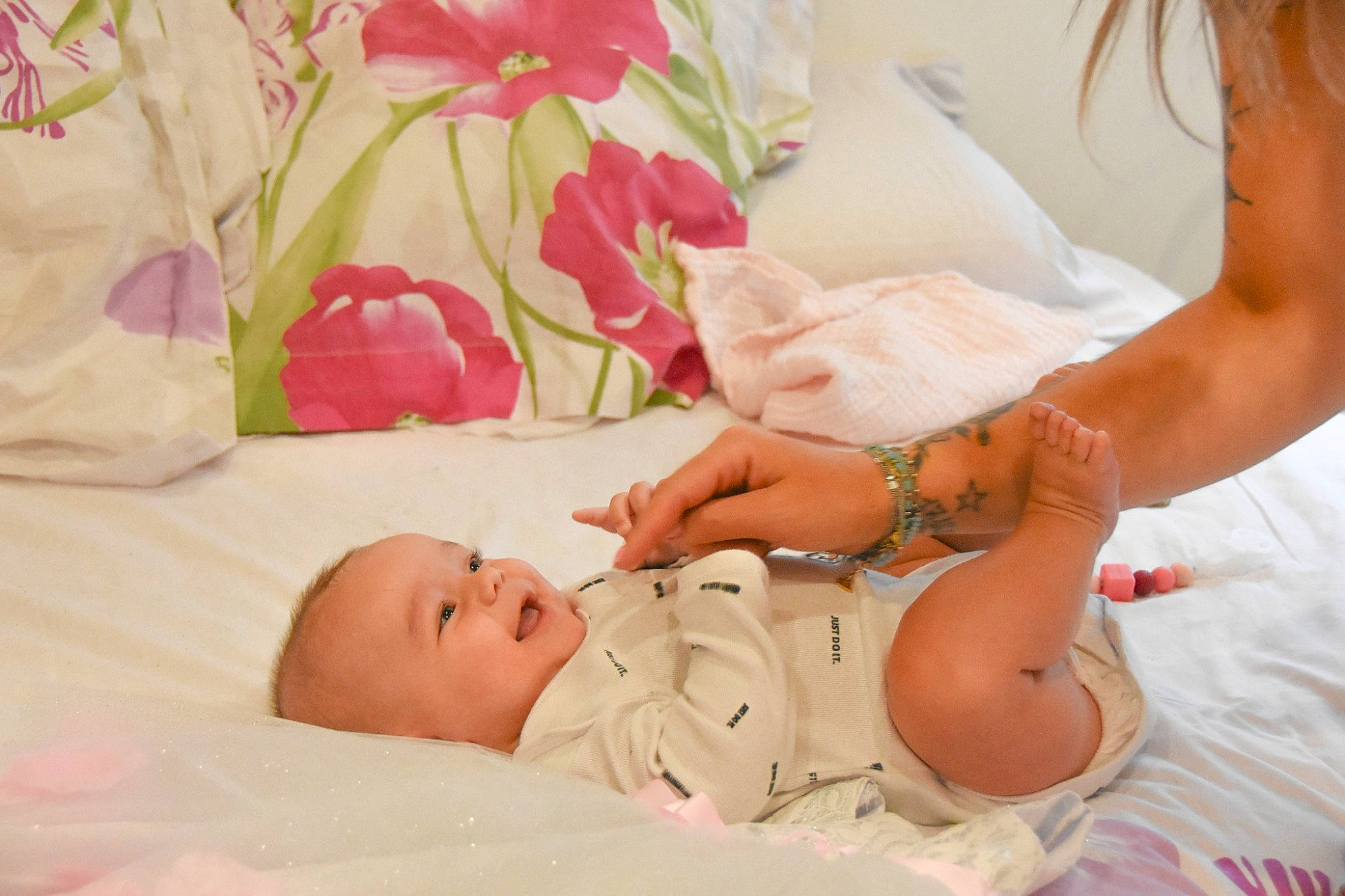 Maddy a rejoint le concours — aidez-le/la à gagner de superbes lots ! abdomen, baby, baby_sleeping, baby_toddler_clothing, child, comfort, event, finger, flower, gesture, hand, happy, jewellery, nail, person, petal, plant, skin, textile, toddler