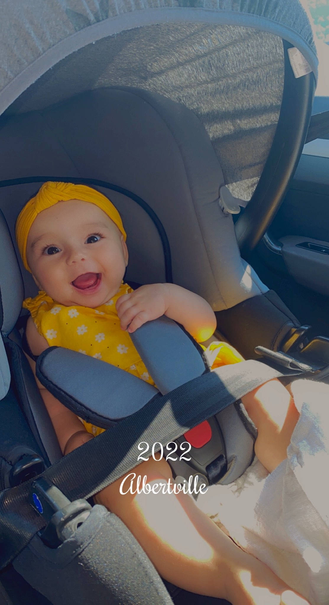 Maddy a rejoint le concours — aidez-le/la à gagner de superbes lots ! auto_part, automotive_design, baby, baby_toddler_clothing, car, car_seat, child, comfort, fun, happy, headwear, human_leg, leisure, person, personal_protective_equipment, recreation, sitting, smile, thigh, toddler