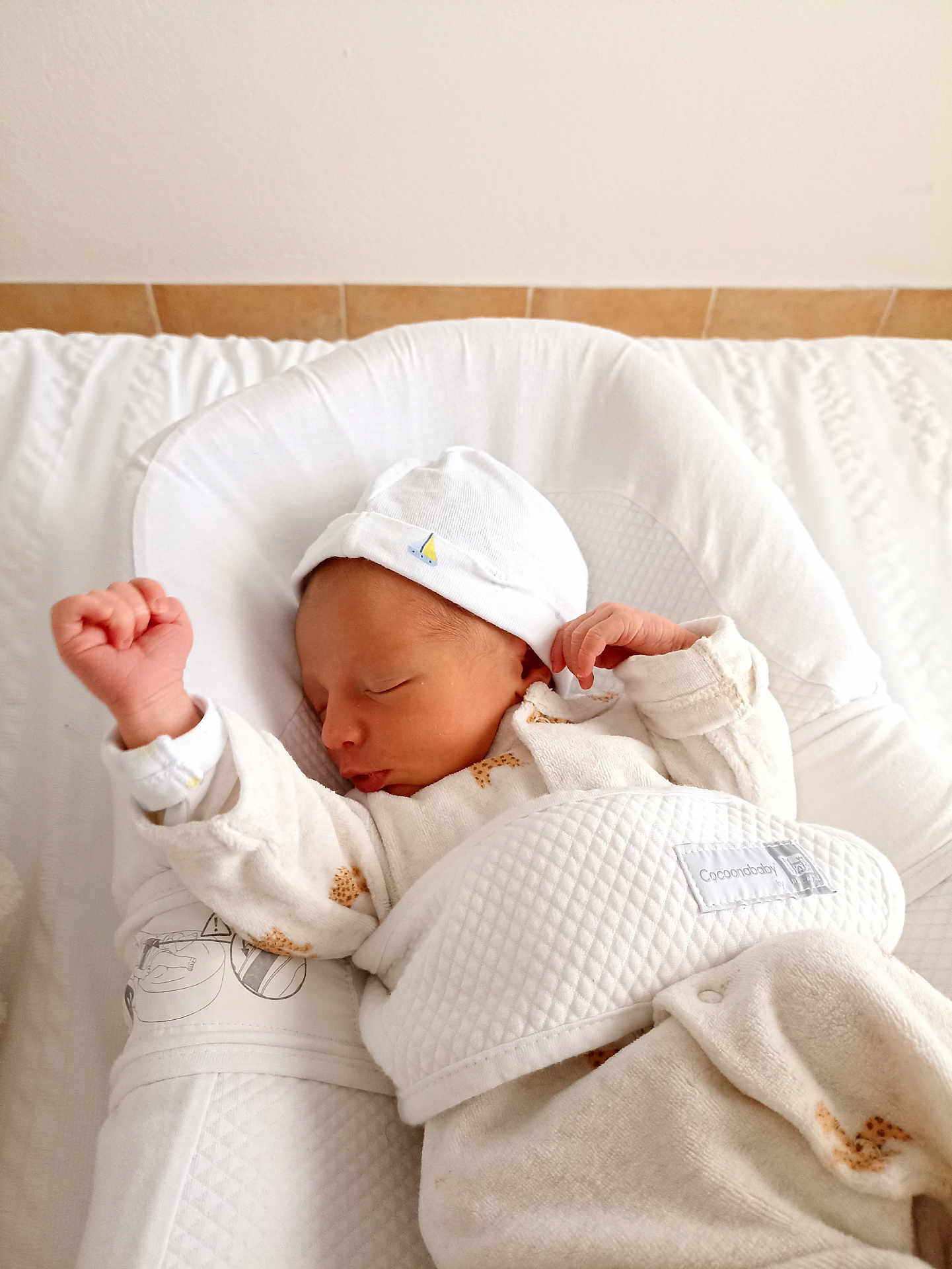 Antoine a rejoint le concours — aidez-le/la à gagner de superbes lots ! baby, newborn, infant, sleeping, hat, blanket, bassinet, white, cozy, peaceful, tiny_fist, swaddle, mattress, infant_clothing, portrait, indoor, cute, headwear, soft_texture, nursery