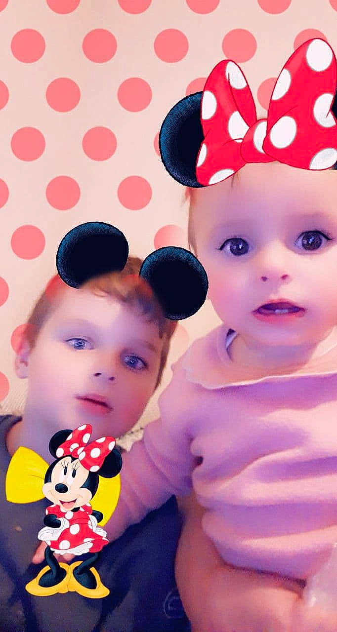 Lyzia a rejoint le concours — aidez-le/la à gagner de superbes lots ! baby, baby_playing_with_toys, baby_products, baby_toddler_clothing, baby_toys, cheek, child, costume_accessory, costume_hat, crown, hair_accessory, headpiece, headwear, party_hat, party_supply, pattern, person, pink, polka_dot, skin