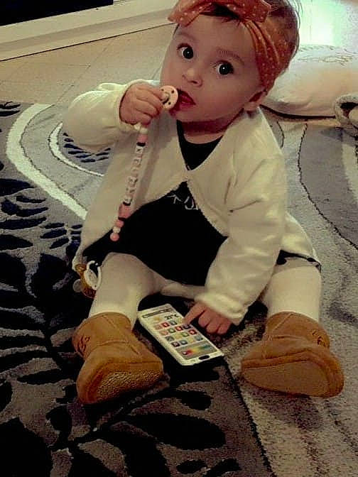 Lyzia a rejoint le concours — aidez-le/la à gagner de superbes lots ! baby_toys, doll, foot, headwear, person, sock, surprise, tan, toy