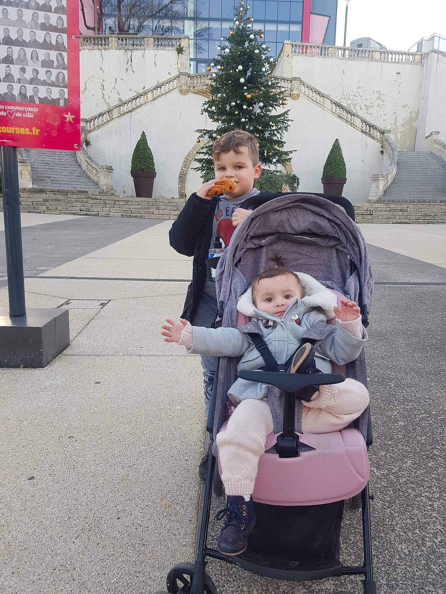 Lyly participe au concours pour gagner de l'argent avec cette photo : baby_carriage, baby_products, chair, child, comfort, conifer, fun, lap, person, plant, road, sign, sitting, standing, street, tire, toddler, travel, tree, wheel