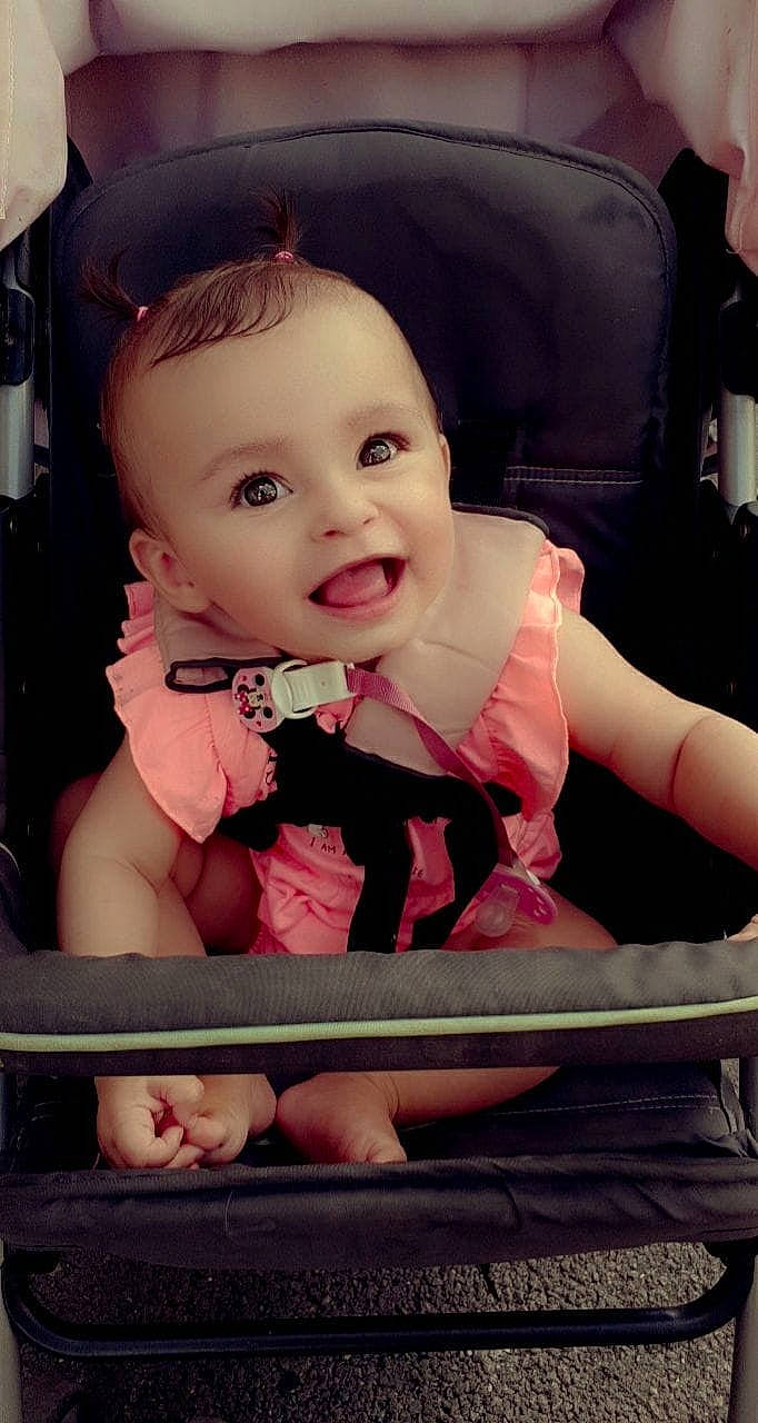 Lyly a rejoint le concours — aidez-le/la à gagner de superbes lots ! baby, baby_carriage, baby_toddler_clothing, cheek, child, dress, eyelash, facial_expression, finger, flash_photography, happy, human, iris, lip, mouth, person, pink, skin, sleeve, smile