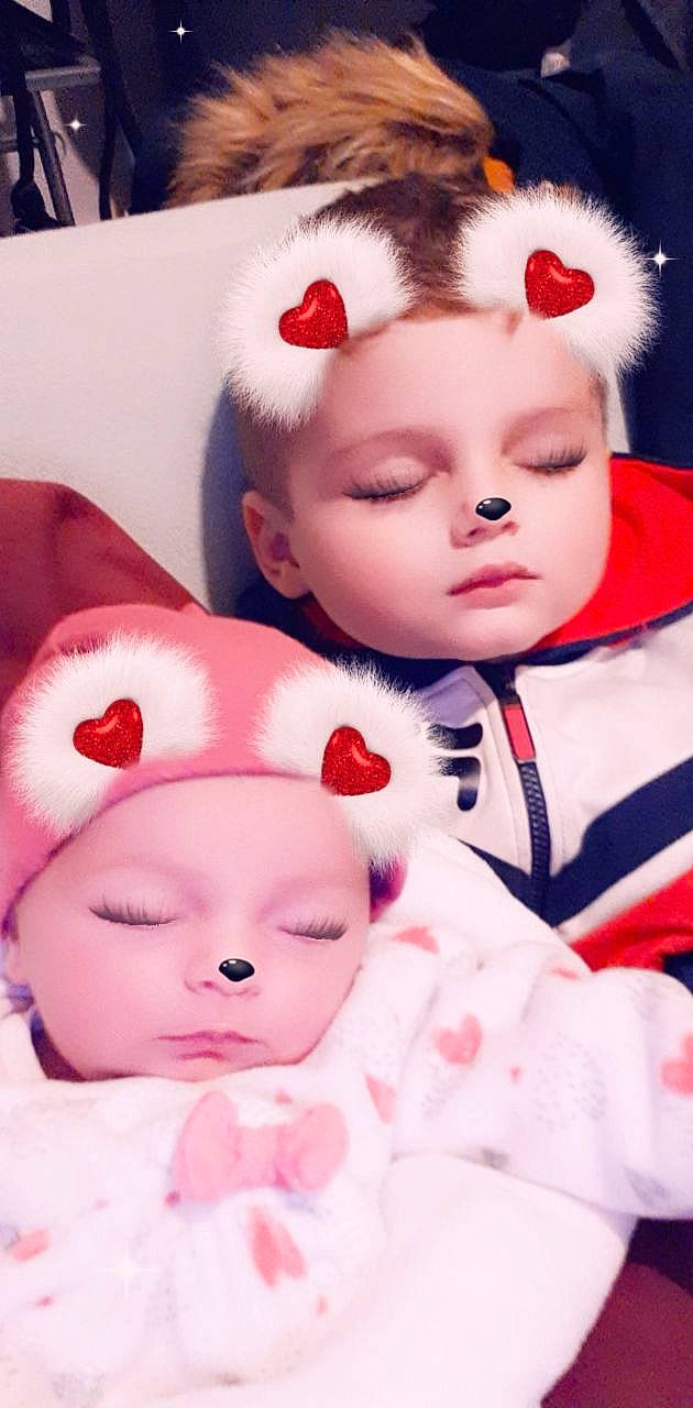 Lyly a rejoint le concours — aidez-le/la à gagner de superbes lots ! baby_toddler_clothing, cheek, chin, eye, eyebrow, eyelash, face, facial_expression, happy, head, lip, mammal, mouth, nose, organ, person, skin, sleeve, textile, vertebrate