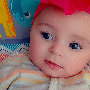 Lyly a rejoint le concours — aidez-le/la à gagner de superbes lots ! baby_toddler_clothing, cap, cheek, chin, eye, eyebrow, eyelash, face, facial_expression, forehead, head, iris, lip, mouth, neck, nose, person, skin, smile, textile