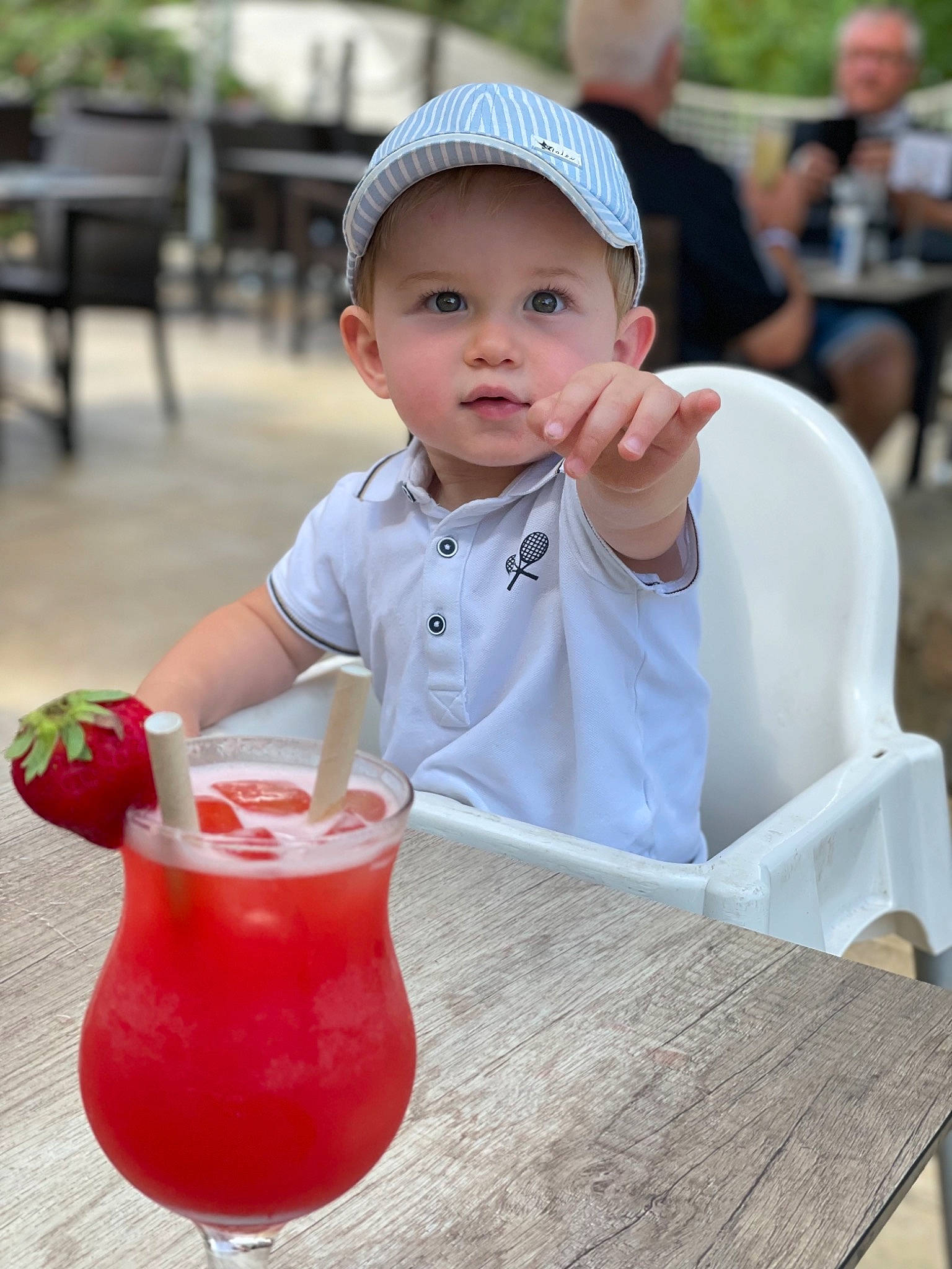 Aronn participe au concours pour gagner de l'argent avec cette photo : alcoholic_beverage, baby, chair, classic_cocktail, cocktail, daiquiri, drink, drinking_straw, face, food, fun, grenadine, happy, hat, headwear, juice, person, sea_breeze, singapore_sling, table