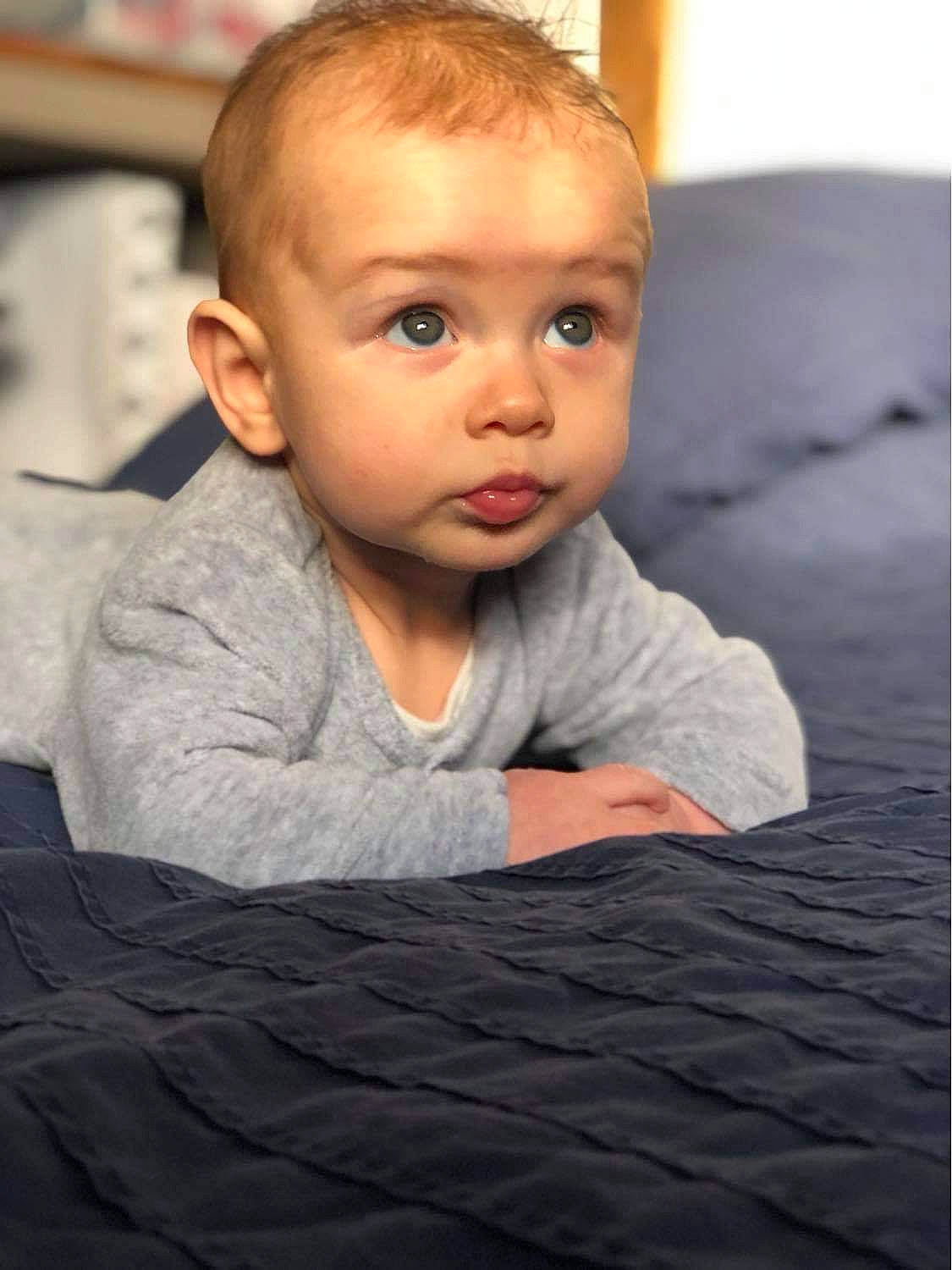 Aronn participe au concours pour gagner de l'argent avec cette photo : arm, baby, cheek, chin, comfort, eye, eyebrow, flash_photography, flooring, hair, hairstyle, head, human_body, iris, mouth, nose, person, skin, sleeve, smile