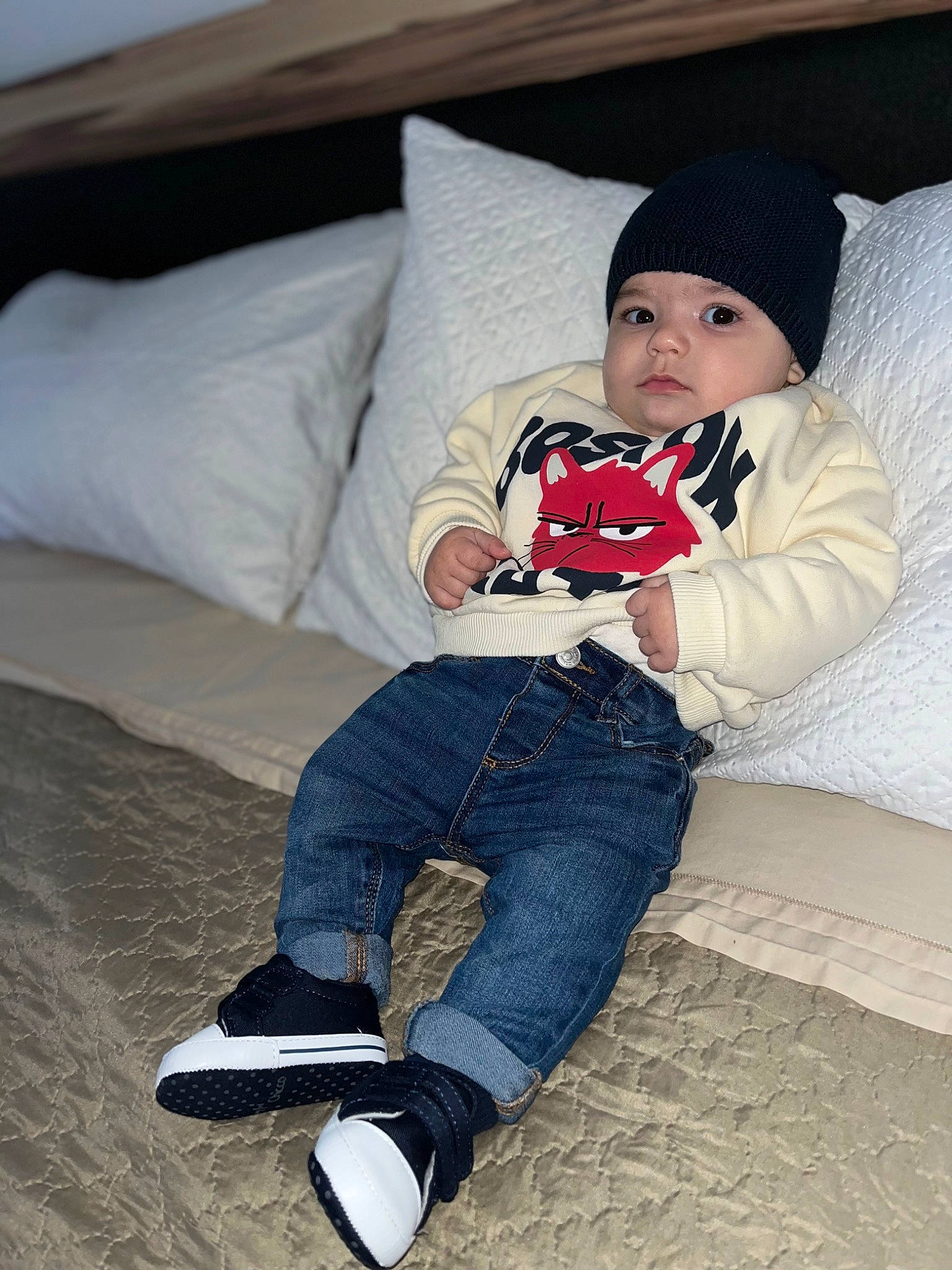 Leonardo a rejoint le concours — aidez-le/la à gagner de superbes lots ! baby_toddler_clothing, carmine, child, comfort, couch, flooring, headwear, human_body, human_leg, jeans, knee, lap, pattern, person, plaid, sitting, sleeve, sock, textile, thigh