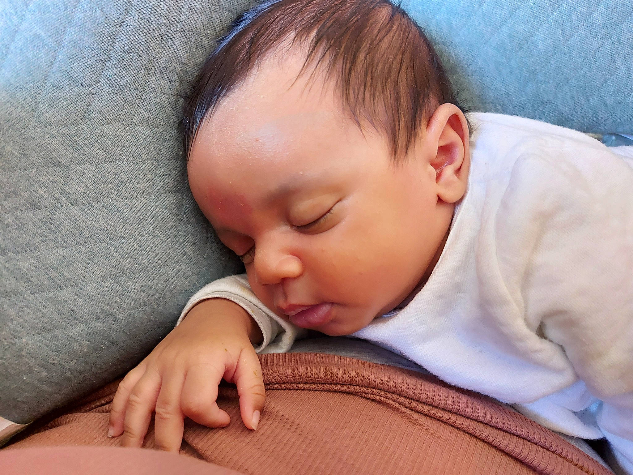 Livio participe au concours pour gagner de l'argent avec cette photo : arm, baby, baby_sleeping, bedtime, birth, cheek, child, comfort, ear, face, finger, gesture, hand, head, mouth, nap, nose, person, skin, sleep