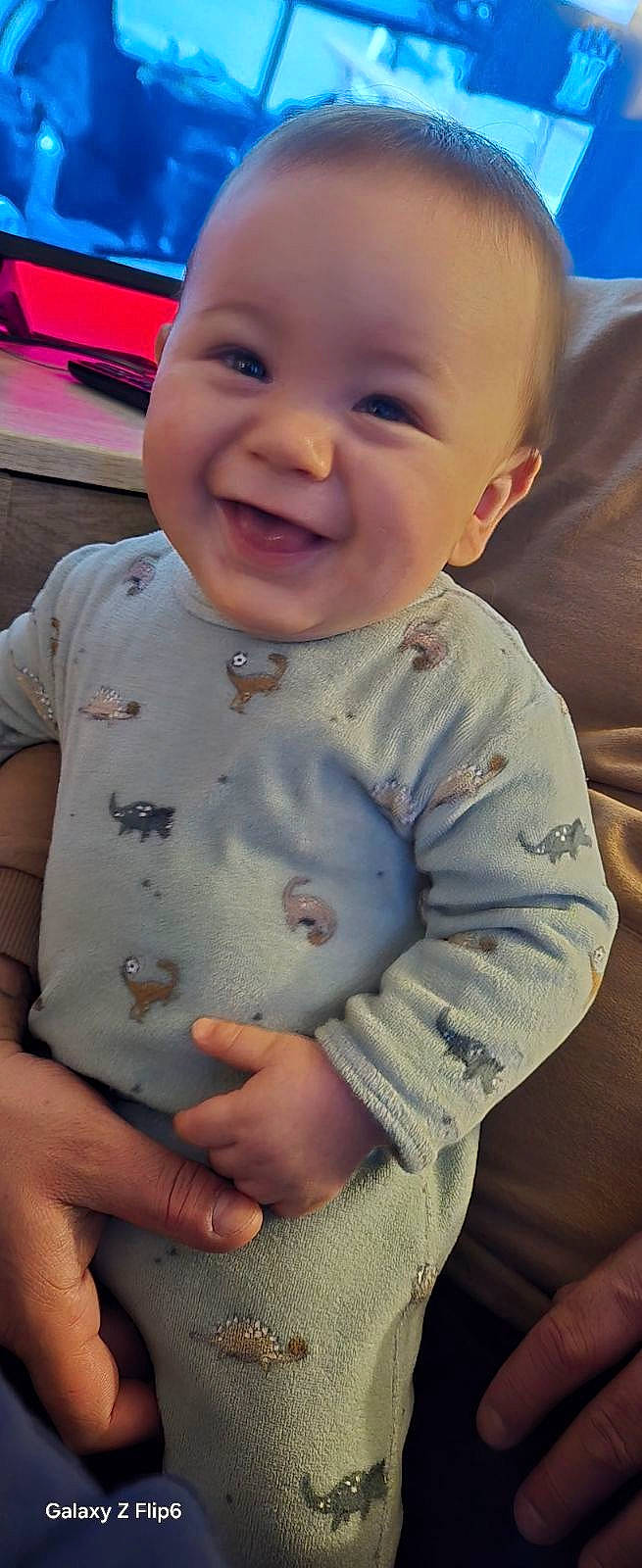 Zihan a rejoint le concours — aidez-le/la à gagner de superbes lots ! baby, babylaughing, bodypart, couch, cushion, electronics, face, furniture, happy, head, homedecor, laughing, mouth, newborn, person, photography, portrait, screen, smile, teeth