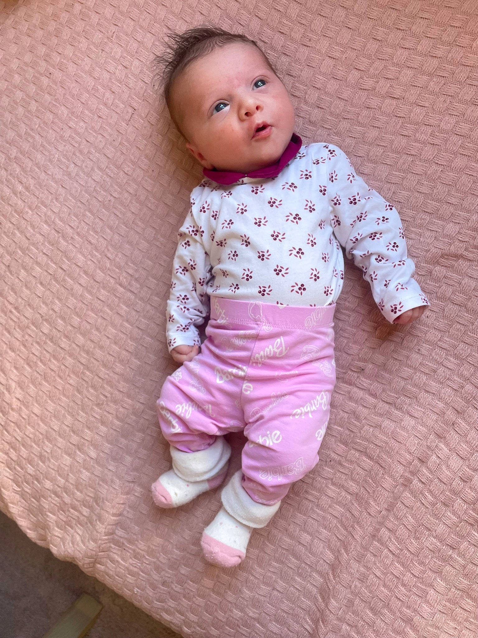 Ella a rejoint le concours — aidez-le/la à gagner de superbes lots ! arm, baby, baby_toddler_clothing, cheek, child, face, gesture, hardwood, human_body, iris, magenta, nose, outerwear, pattern, person, pink, skin, sleeve, toddler, toy