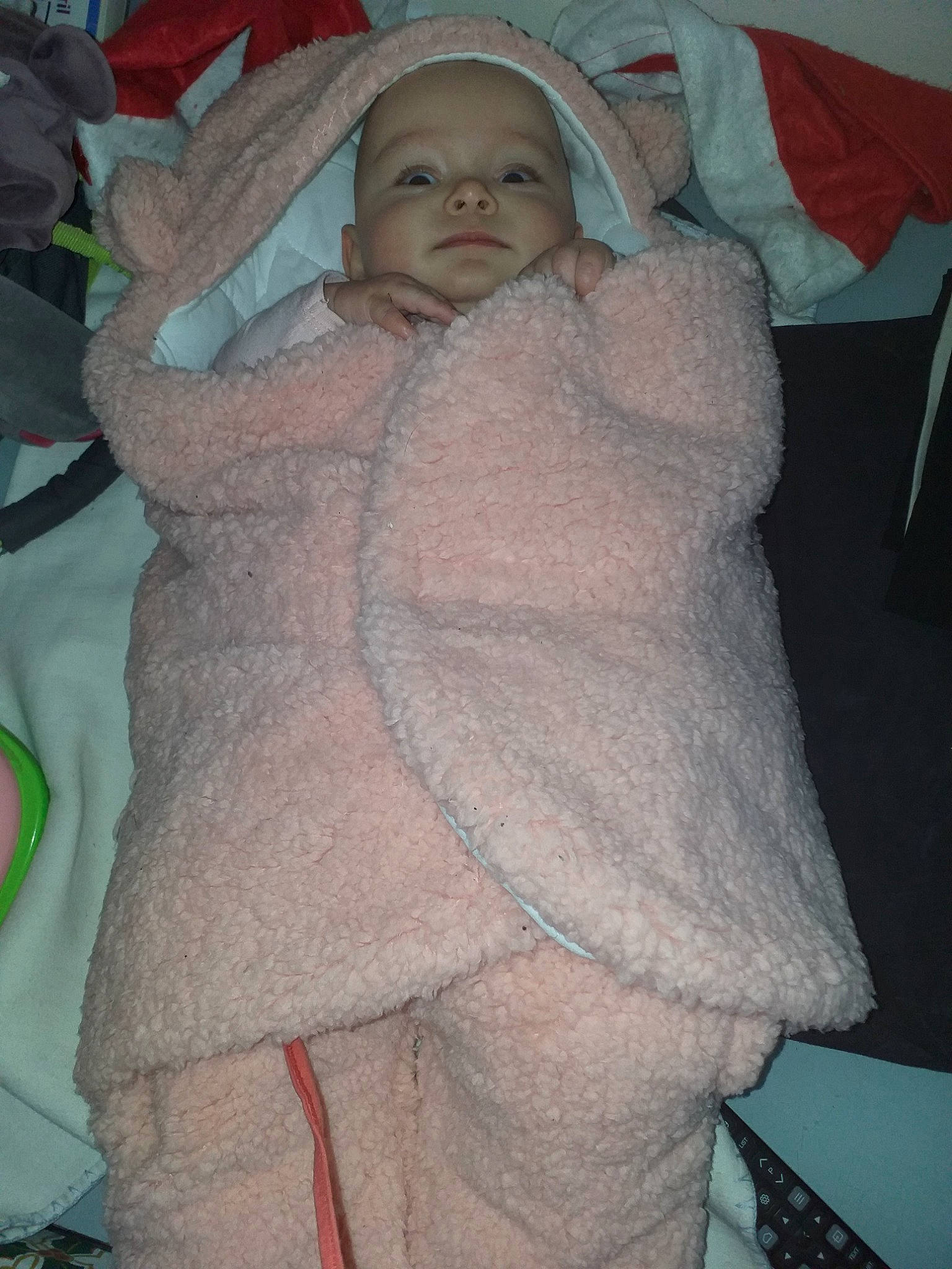 Cataleya participe au concours pour gagner de l'argent avec cette photo : baby, baby_products, baby_safety, cheek, chest, child, comfort, eye, hat, head, headgear, human_body, infant_bed, linens, mouth, person, room, skin, smile, thumb