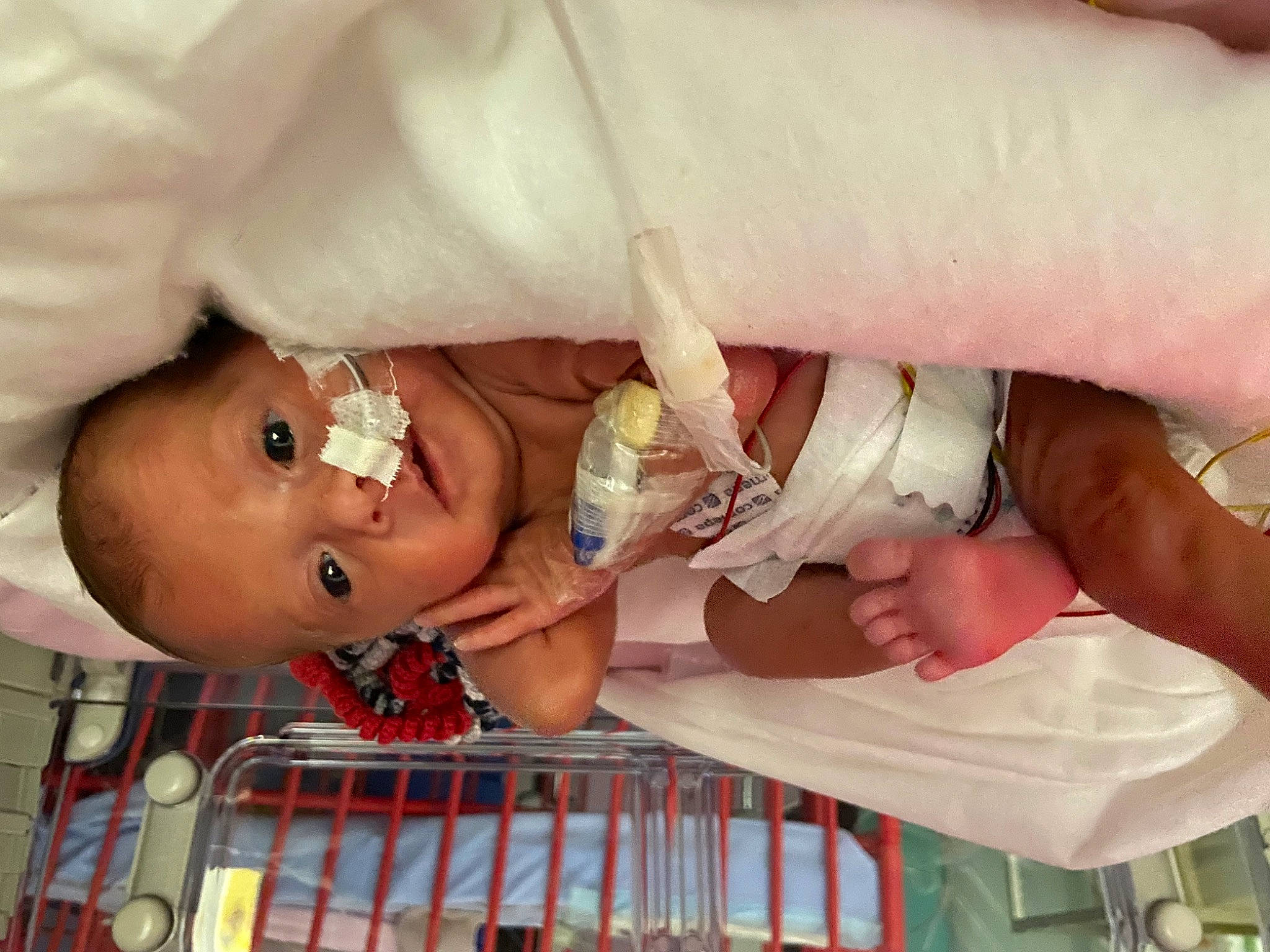 Kayla a rejoint le concours — aidez-le/la à gagner de superbes lots ! abdomen, baby, baby_products, baby_safety, baby_toddler_clothing, child, comfort, cradle, eyelash, finger, gesture, infant_bed, nail, nursery, person, pink, skin, thumb, toddler, white