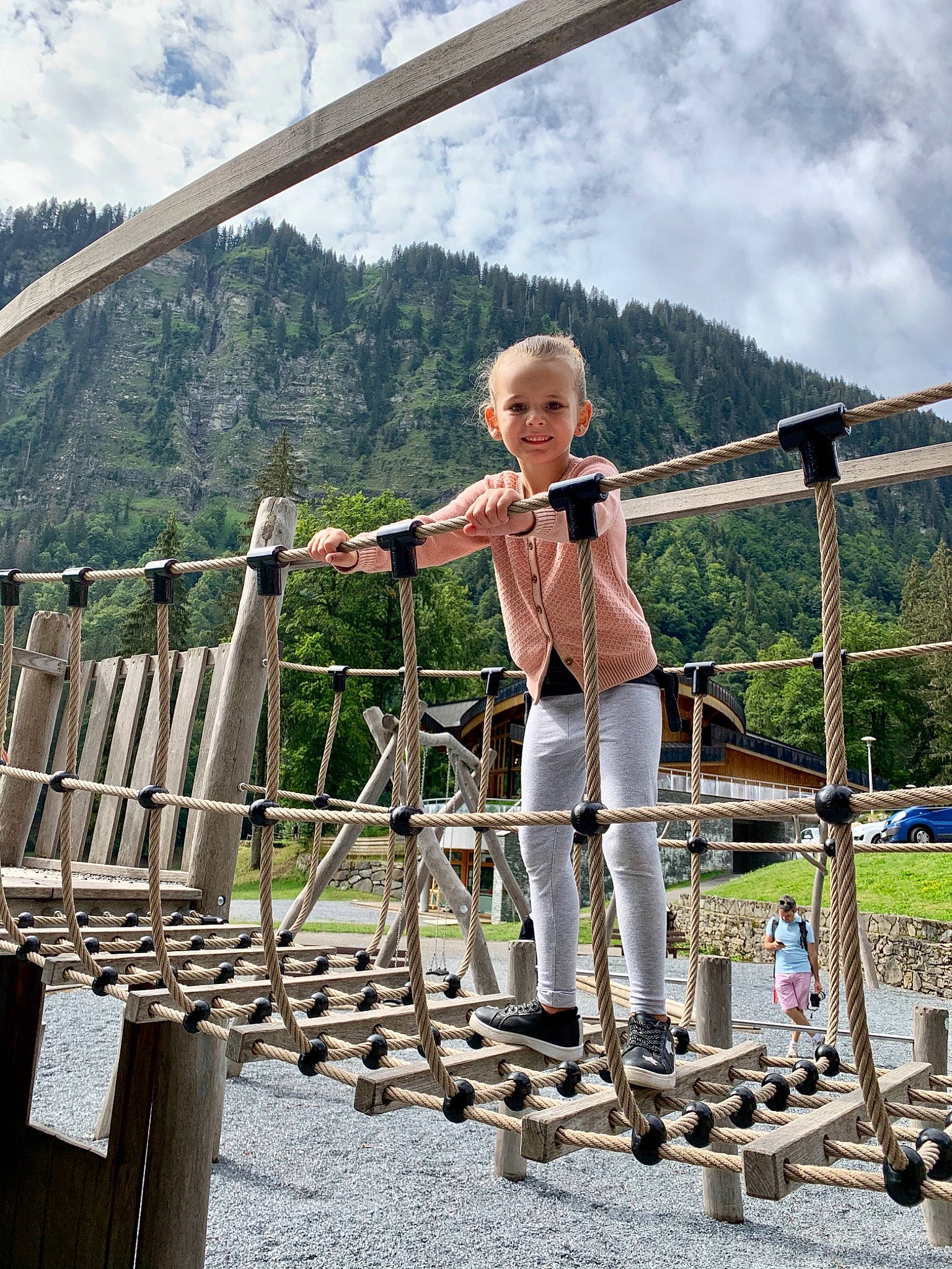 Léna a rejoint le concours — aidez-le/la à gagner de superbes lots ! balance, bridge, human_settlement, iron, joy, outdoor_play_equipment, person, play, playground, pole, public_space, rope, spring, swing