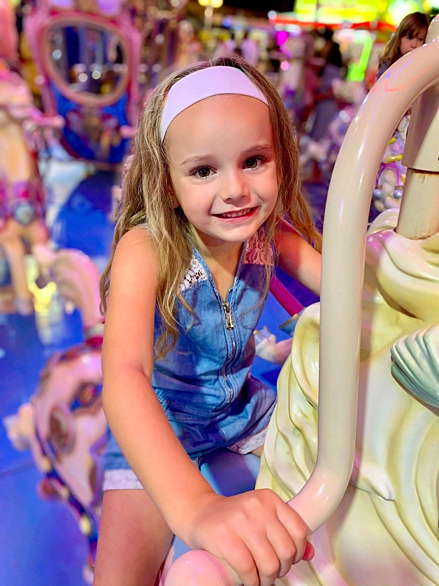 Léna a rejoint le concours — aidez-le/la à gagner de superbes lots ! active_tank, baby_toddler_clothing, child_model, facial_expression, fun, hair_accessory, happy, headband, joy, laugh, person, purple, thigh