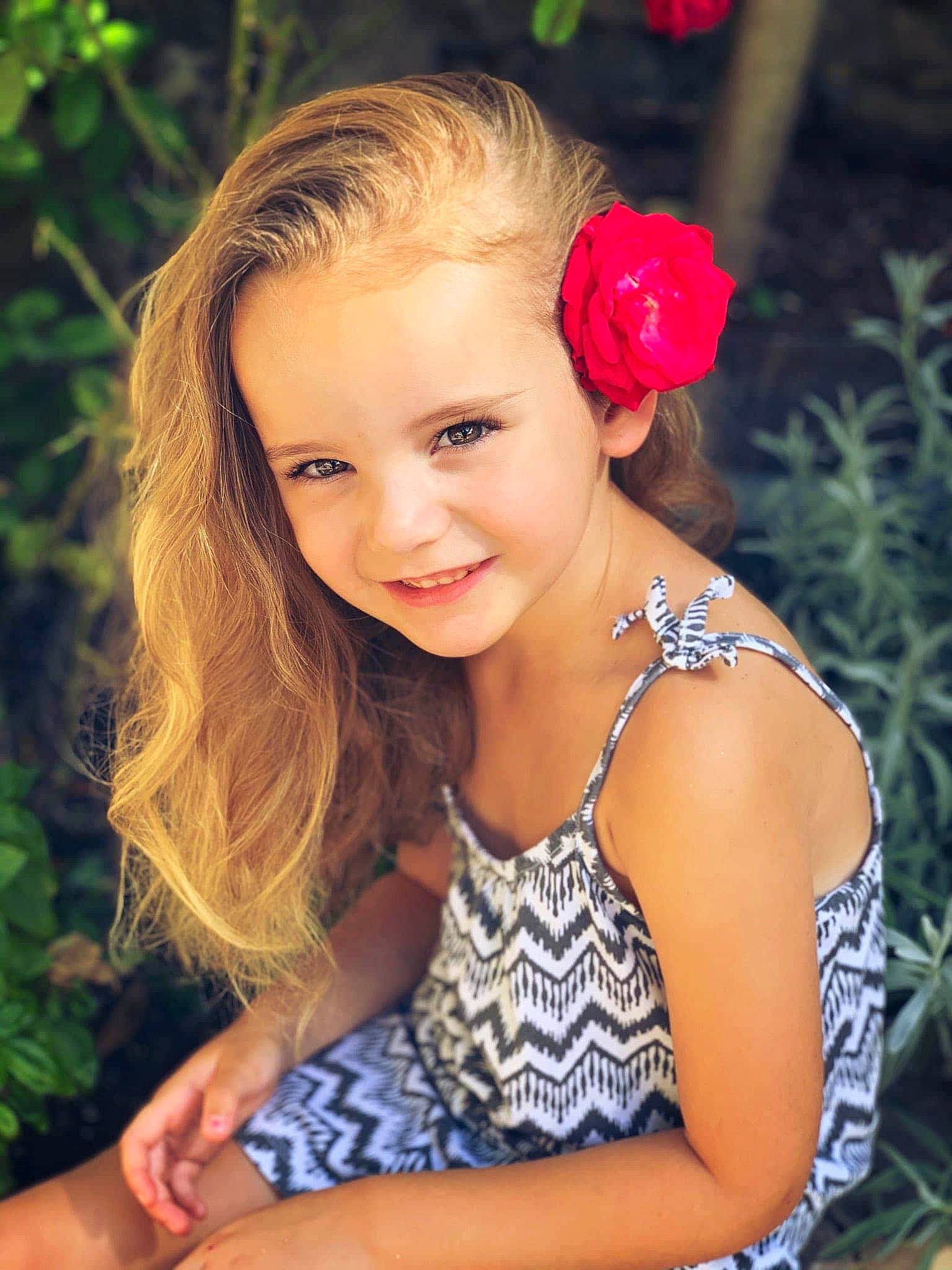 Léna a rejoint le concours — aidez-le/la à gagner de superbes lots ! active_tank, beauty, blond, bracelet, brown_hair, child_model, day_dress, foot, hair_accessory, headband, headpiece, joy, person, petal, photo_shoot, photography, portrait, portrait_photography, sitting, summer