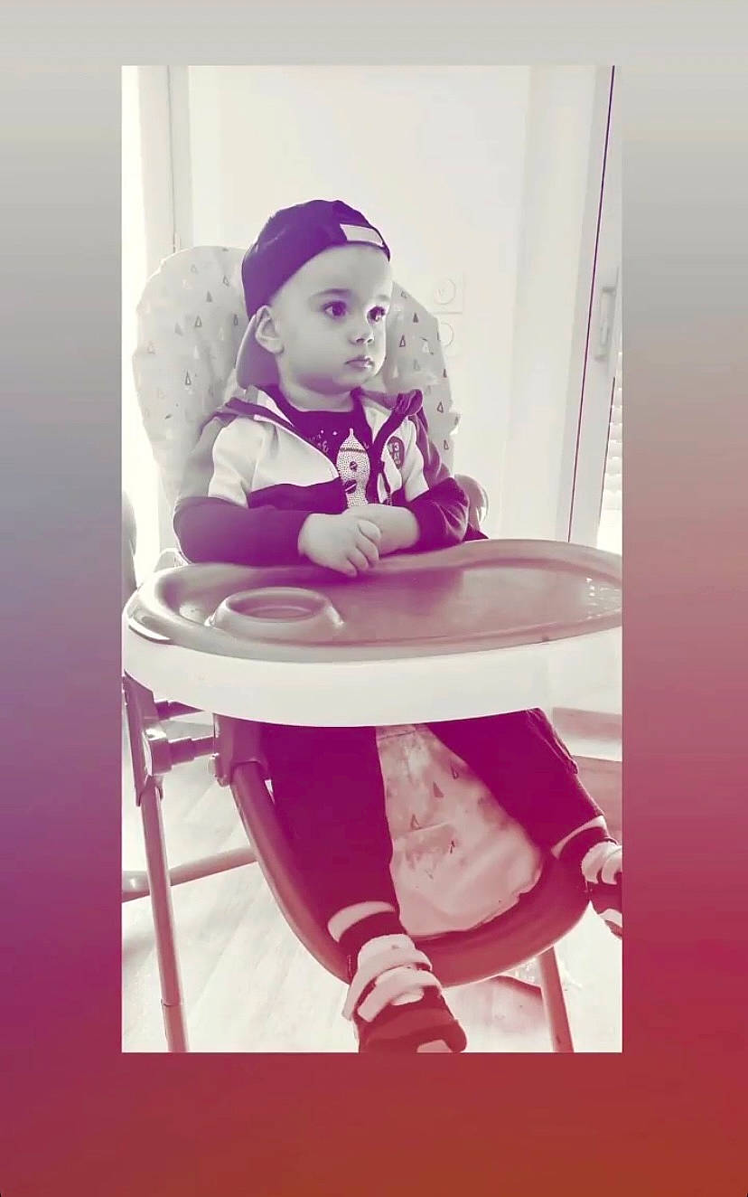 Lenzo participe au concours pour gagner de l'argent avec cette photo : baby, baby_toddler_clothing, cap, chair, child, comfort, fashion_accessory, folding_chair, font, magenta, person, pink, product, purple, room, sitting, sleeve, t_shirt, table, toddler