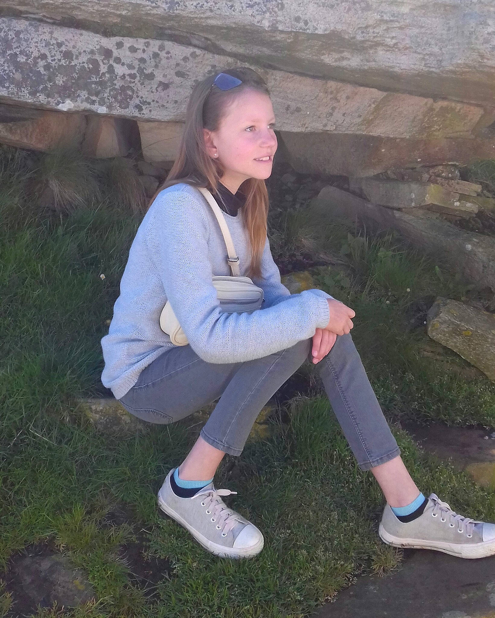 Emma a rejoint le concours — aidez-le/la à gagner de superbes lots ! denim, footwear, jeans, joy, knee, leg, leisure, person, shoe, sitting