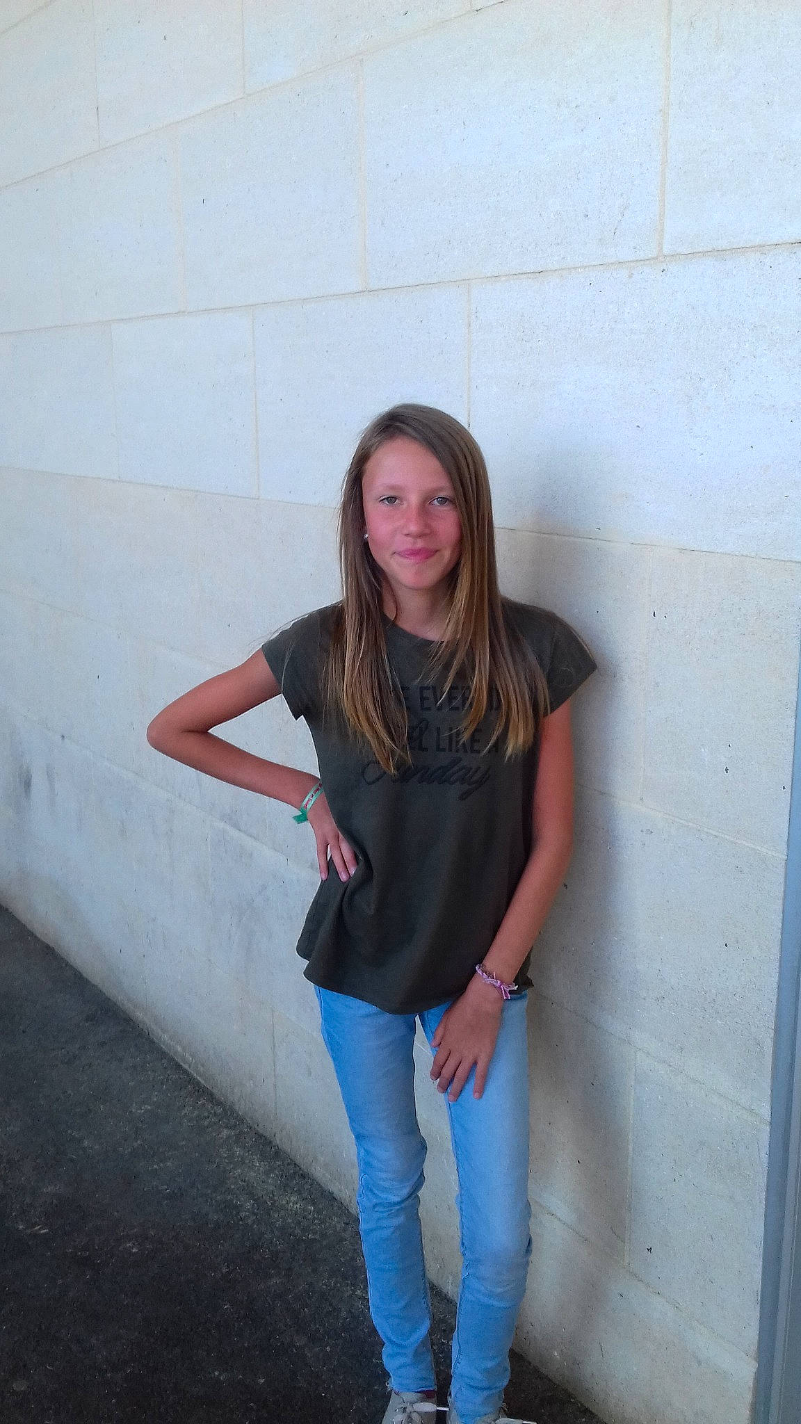 Emma participe au concours pour gagner de l'argent avec cette photo : arm, brown, brown_hair, denim, fawn, jeans, joint, joy, knee, leg, long_hair, neck, person, photo_shoot, shoulder, standing, t_shirt, textile, trousers, trunk