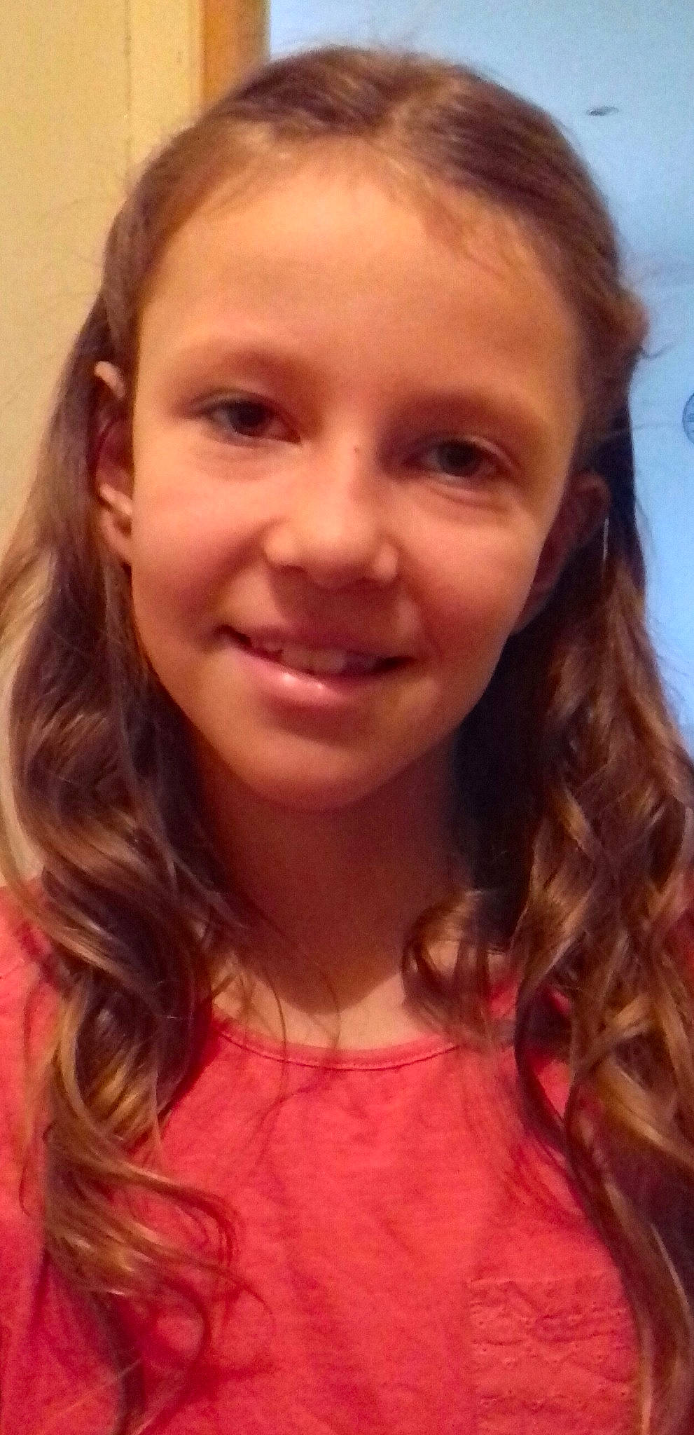 Emma participe au concours pour gagner de l'argent avec cette photo : beauty, blond, brown_hair, cheek, chin, eyebrow, face, facial_expression, forehead, hair, hair_coloring, hairstyle, head, jaw, joy, lip, long_hair, nose, person, selfie