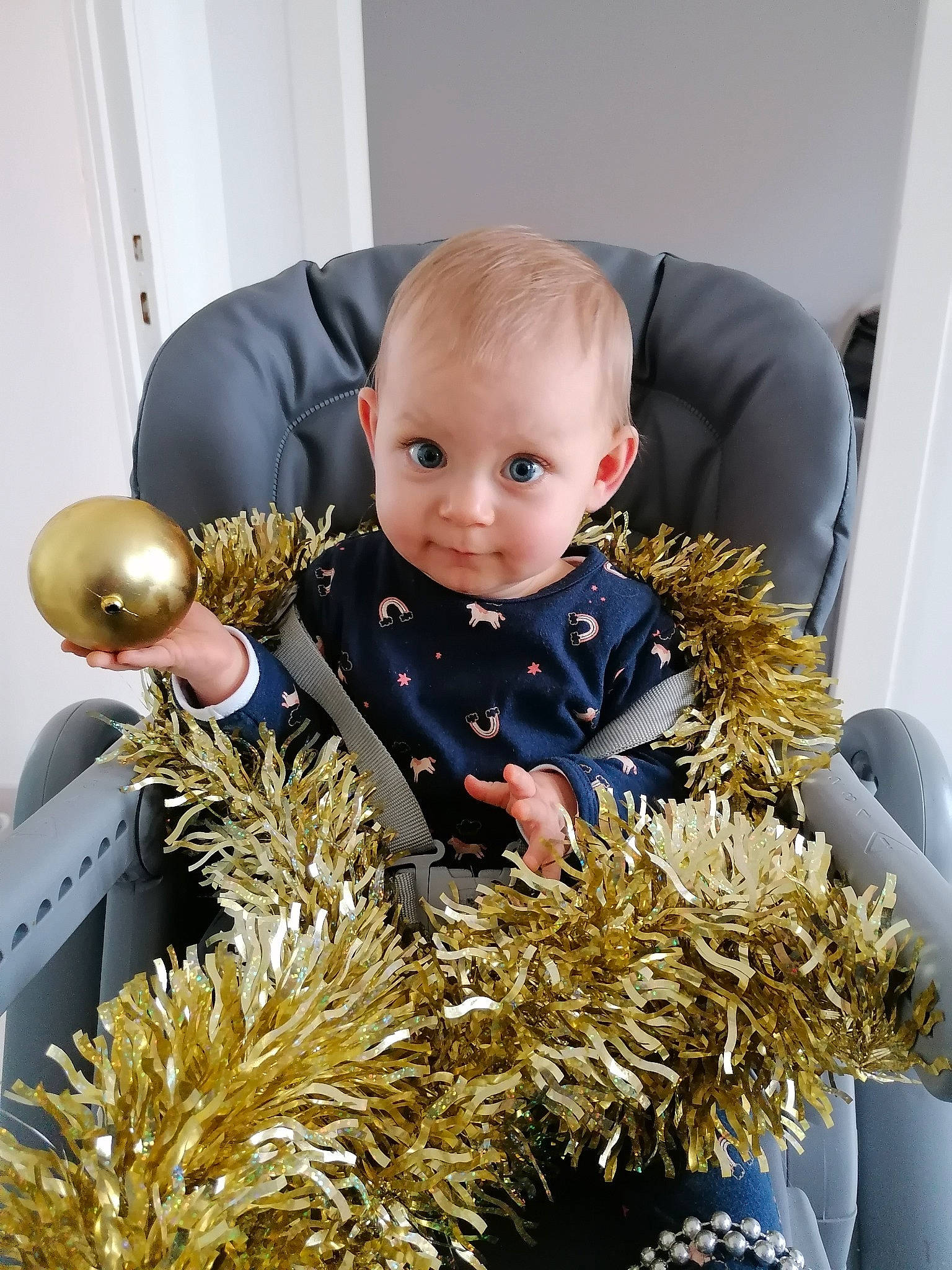 Mia a rejoint le concours — aidez-le/la à gagner de superbes lots ! baby, baby_toddler_clothing, child, christmas_decoration, comfort, event, floral_design, fur, happy, person, room, sitting, sleeve, smile, teddy_bear, toddler