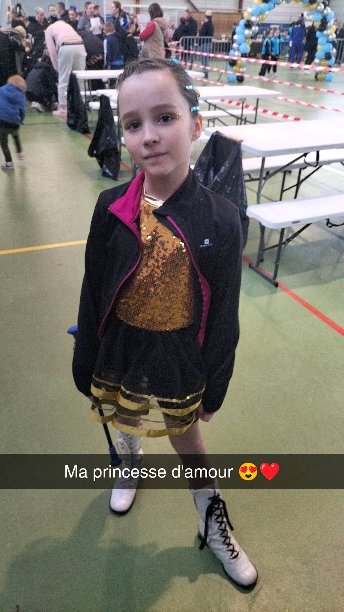 Maelys participe au concours pour gagner de l'argent avec cette photo : animation, bag, black, carpet, chair, championship, competition_event, costume, event, fashion_design, fictional_character, flooring, fun, person, photograph, recreation, shoe, sportswear, tournament, uniform