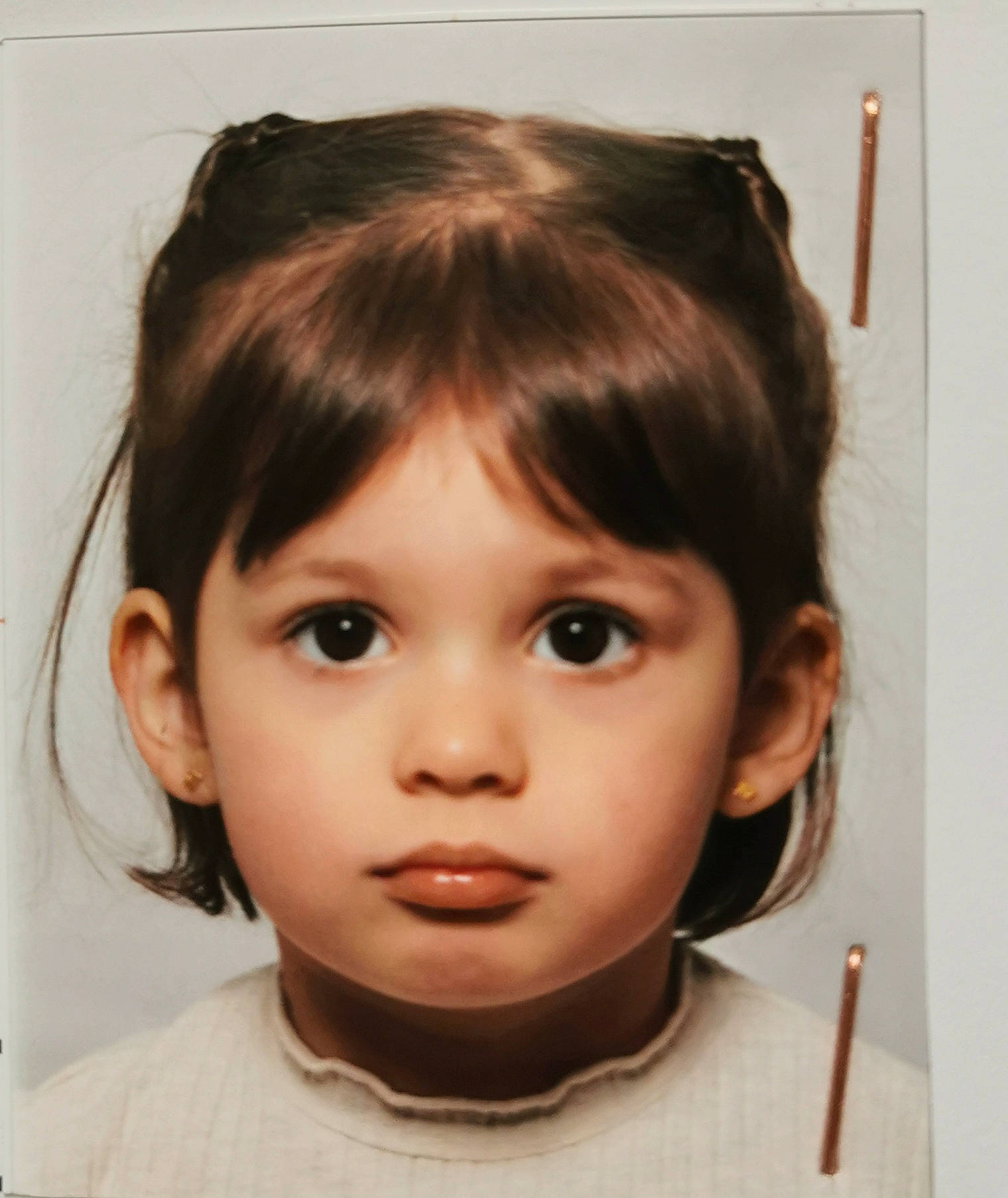 Olivia participe au concours pour gagner de l'argent avec cette photo : bangs, beauty, blond, brown_hair, cheek, ear, eyebrow, eyelash, eyewear, forehead, happy, headpiece, iris, jaw, jewellery, layered_hair, lip, no_expression, nose, person