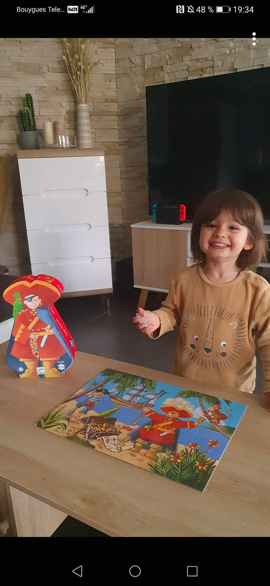 Olivia a rejoint le concours — aidez-le/la à gagner de superbes lots ! adaptation, art, artist, cabinetry, child, design, event, flooring, fun, joy, leisure, paint, person, play, recreation, room, smile, textile, toddler, toy