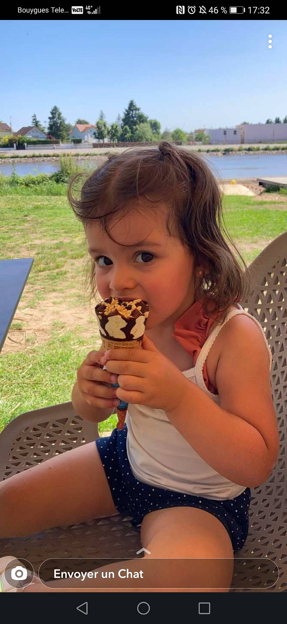 Olivia participe au concours pour gagner de l'argent avec cette photo : child, cuisine, dessert, dish, fast_food, finger, finger_food, food, food_craving, fun, grass, happy, junk_food, person, plant, sky, summer, thigh, thumb, toddler