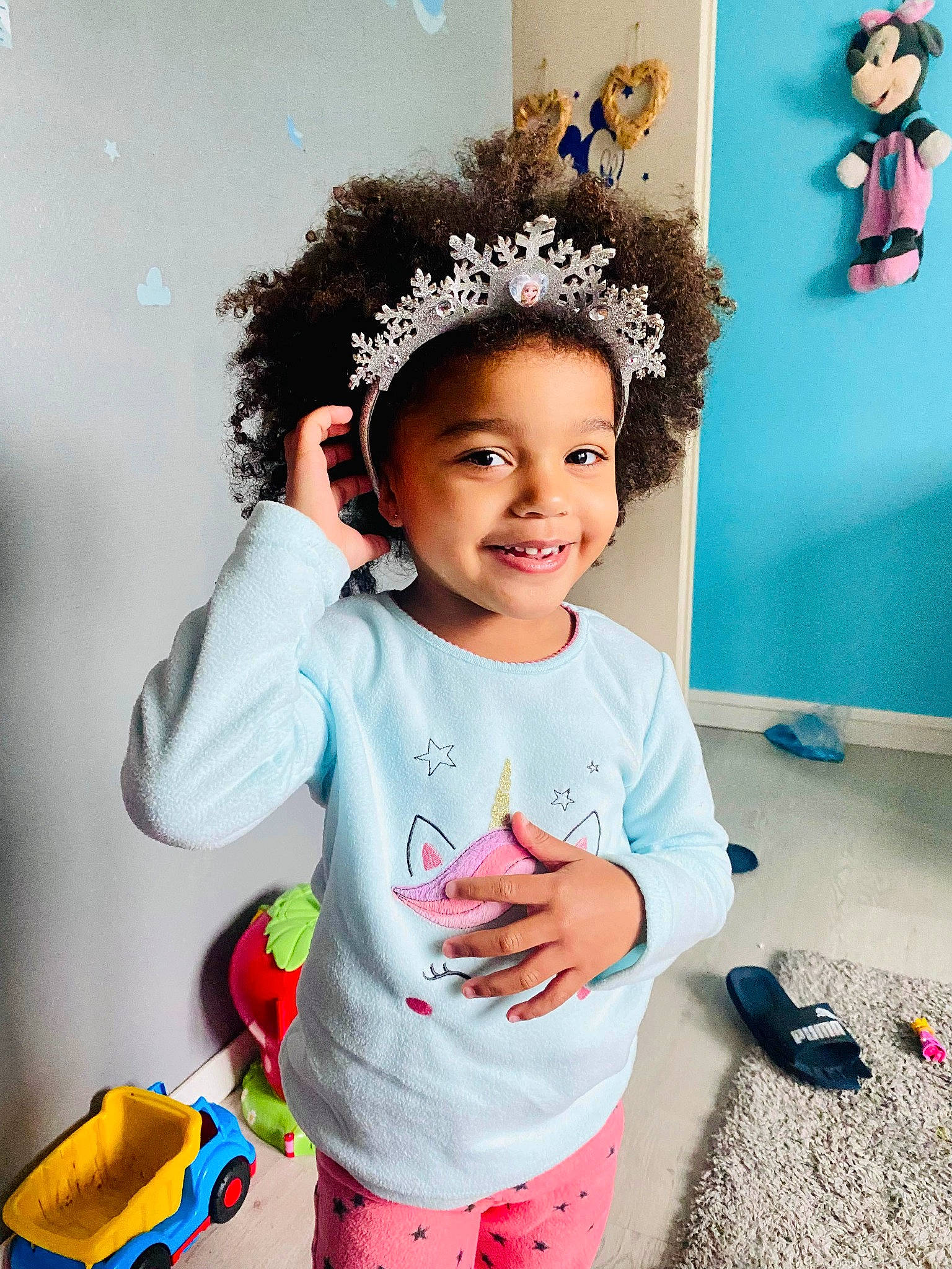 Ciara participe au concours pour gagner de l'argent avec cette photo : baby_toddler_clothing, child, fashion_accessory, fun, gesture, hair_accessory, happy, headband, headpiece, jewellery, joy, leisure, magenta, person, pink, play, sleeve, smile, snapshot, standing