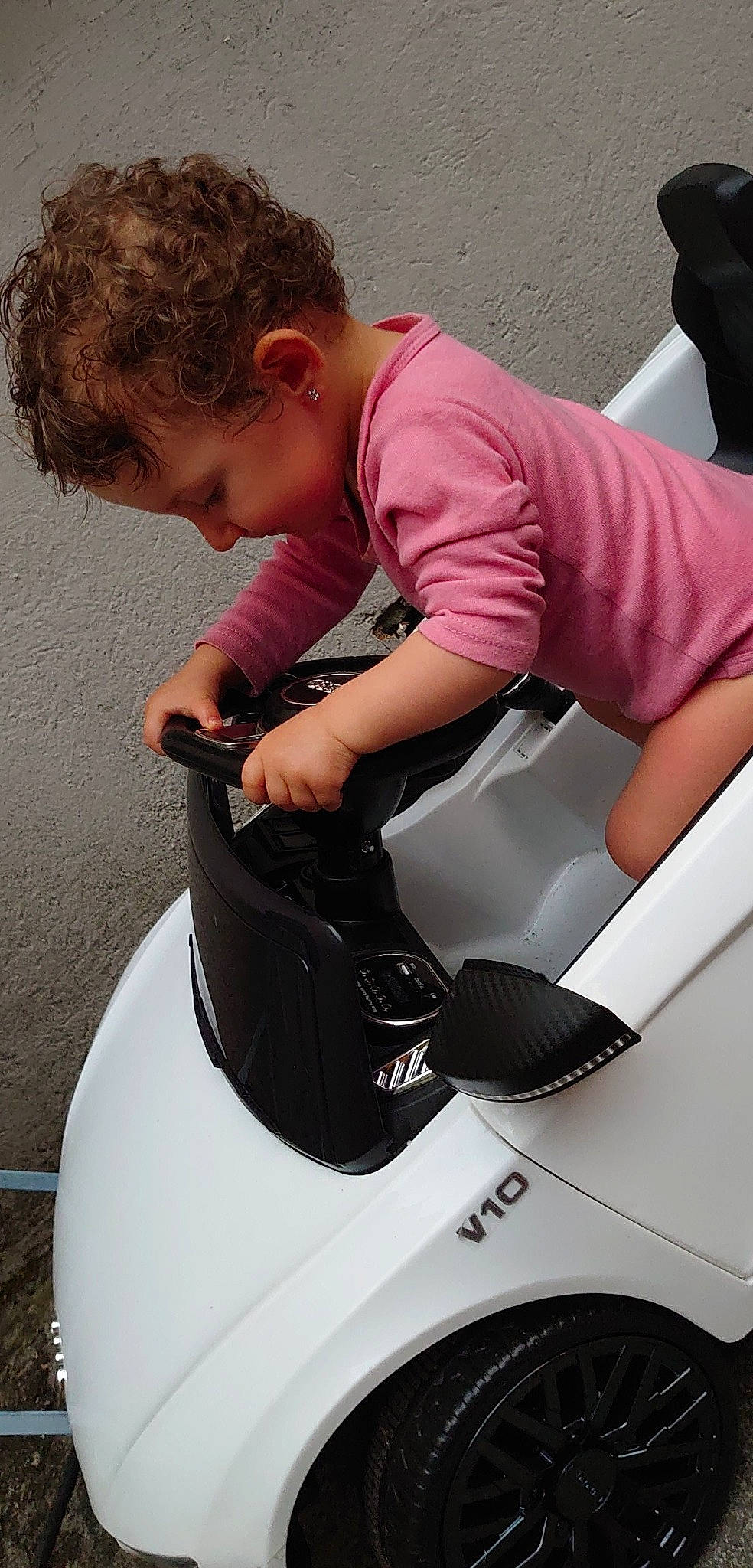 Hélicia participe au concours pour gagner de l'argent avec cette photo : auto_part, automotive_design, automotive_window_part, car_seat, material_property, person, vehicle, windshield