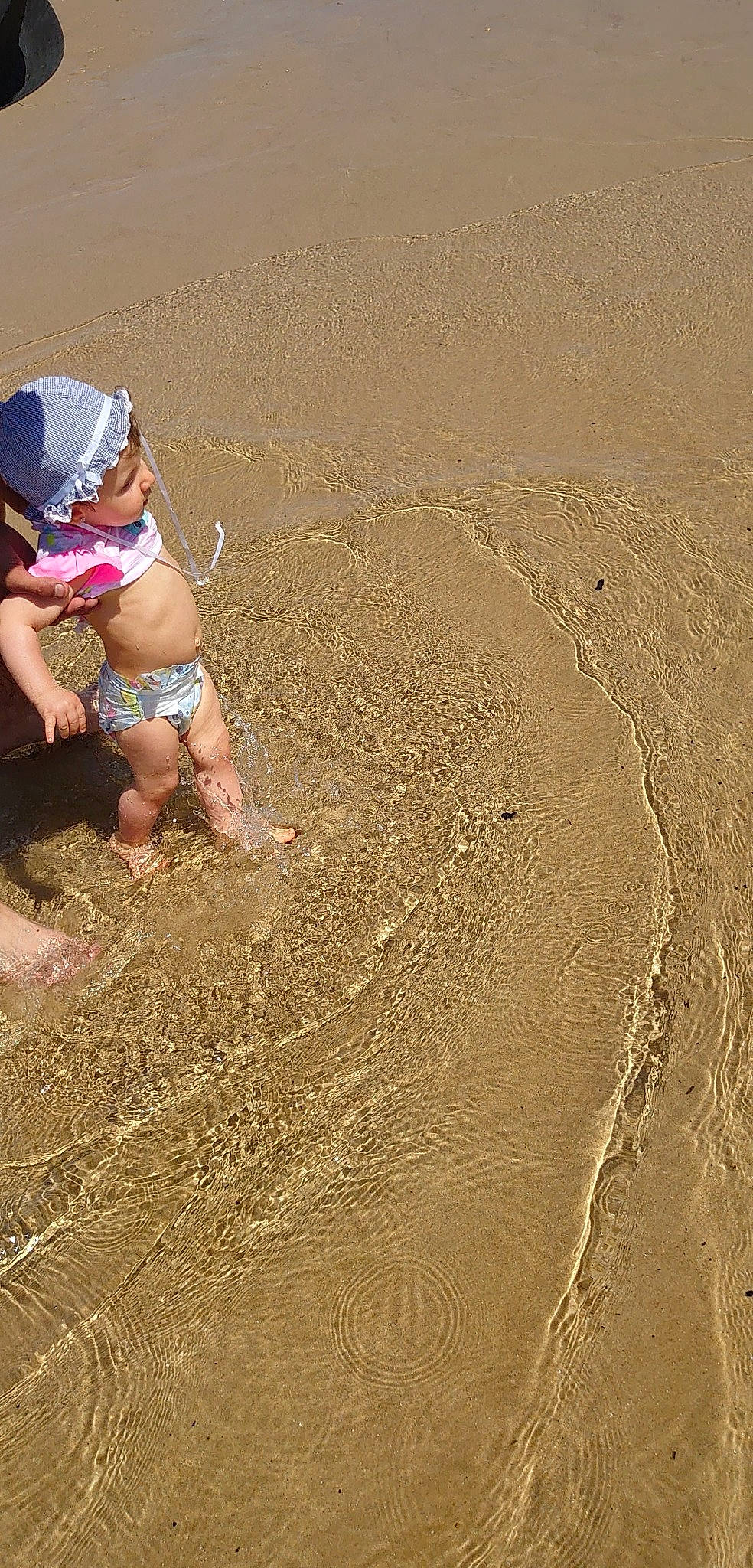 Hélicia participe au concours pour gagner de l'argent avec cette photo : fun, headwear, mud, person, photography, play, sand, soil