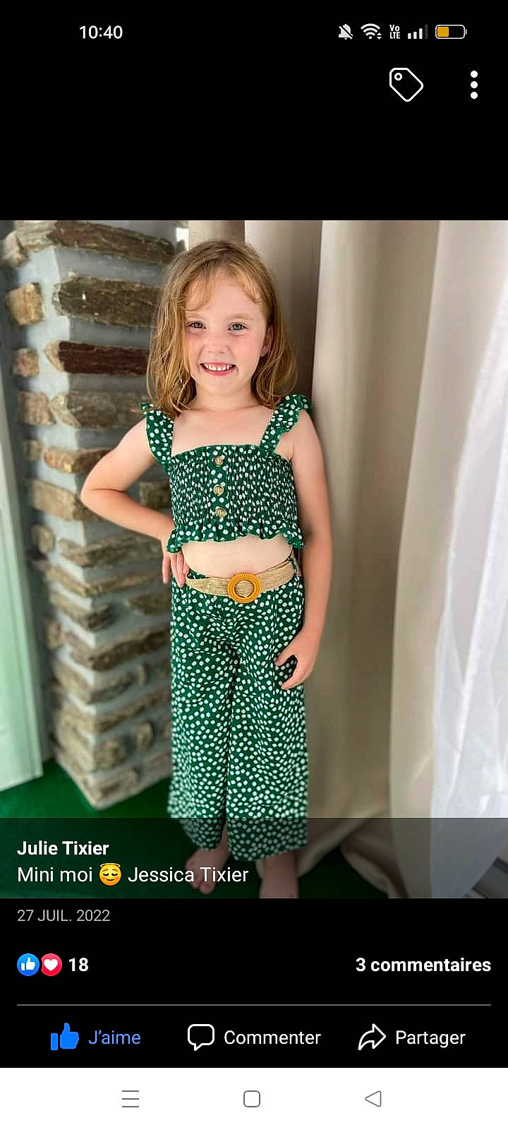 Sarah a rejoint le concours — aidez-le/la à gagner de superbes lots ! curtain, day_dress, electric_blue, fashion_design, flash_photography, formal_wear, happy, human_leg, joy, long_hair, magenta, one_piece_garment, pattern, person, product, shoulder, sleeve, smile, t_shirt, thigh