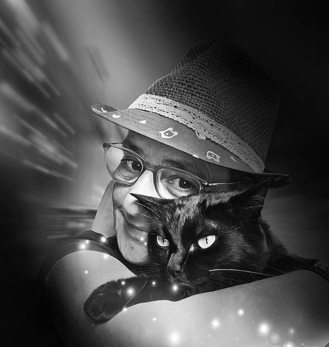 Gemy a rejoint le concours — aidez-le/la à gagner de superbes lots ! beard, black_and_white, carnivore, cat, costume_hat, darkness, event, eyewear, facial_hair, fashion_accessory, felidae, flash_photography, hat, monochrome, monochrome_photography, small_to_medium_sized_cats, still_life_photography, style, sun_hat, whiskers
