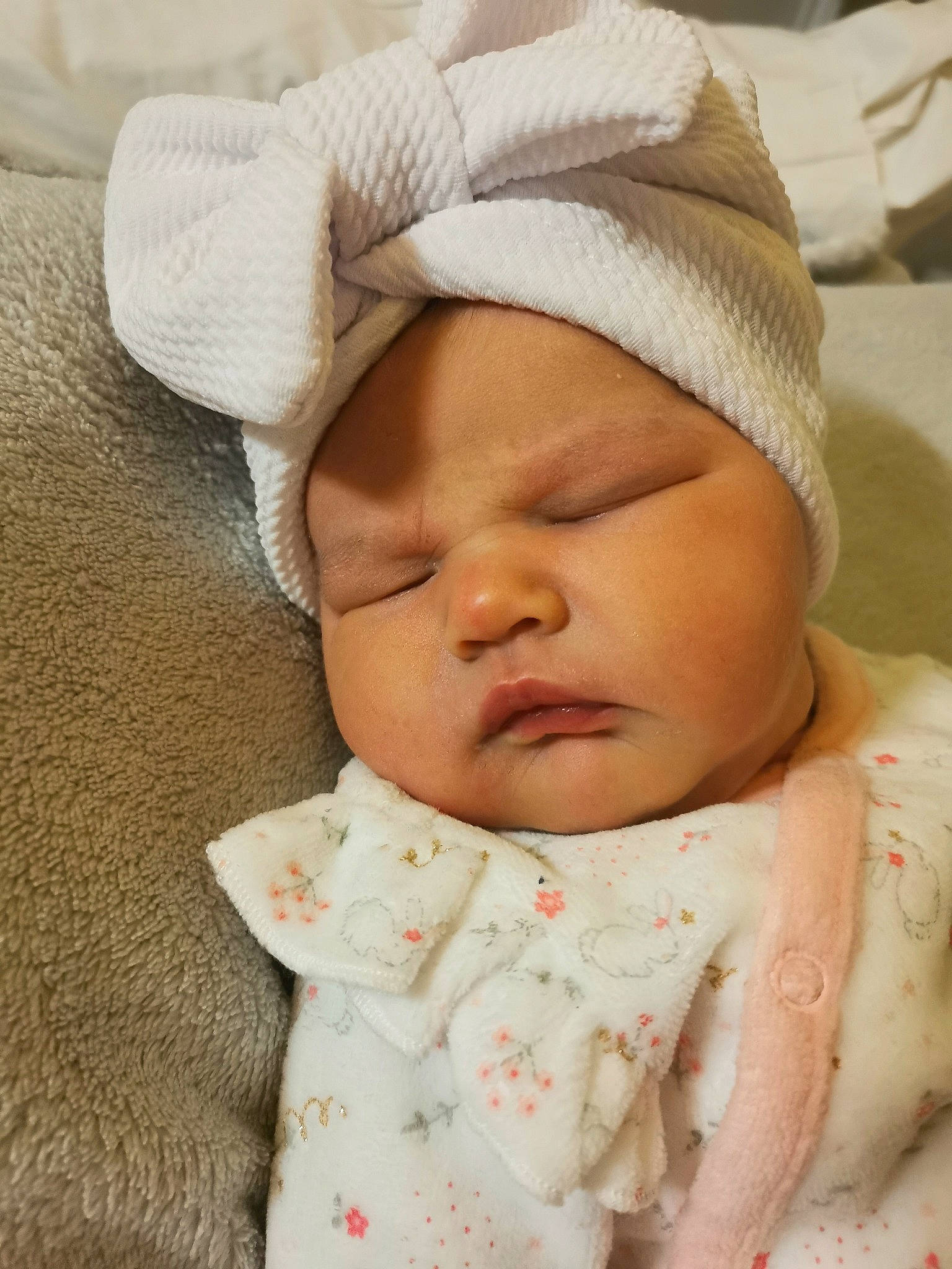 Victoire a rejoint le concours — aidez-le/la à gagner de superbes lots ! baby, baby_sleeping, baby_toddler_clothing, cheek, child, chin, close_up, collar, comfort, face, facial_expression, linens, lip, peach, person, skin, sleeve, textile, thumb, toddler