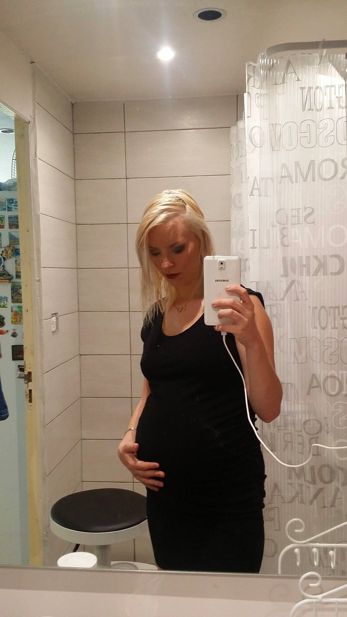 Jade participe au concours pour gagner de l'argent avec cette photo : abdomen, blond, fun, girl, human_hair_color, interior_design, leg, mirror, neck, person, shoulder, standing