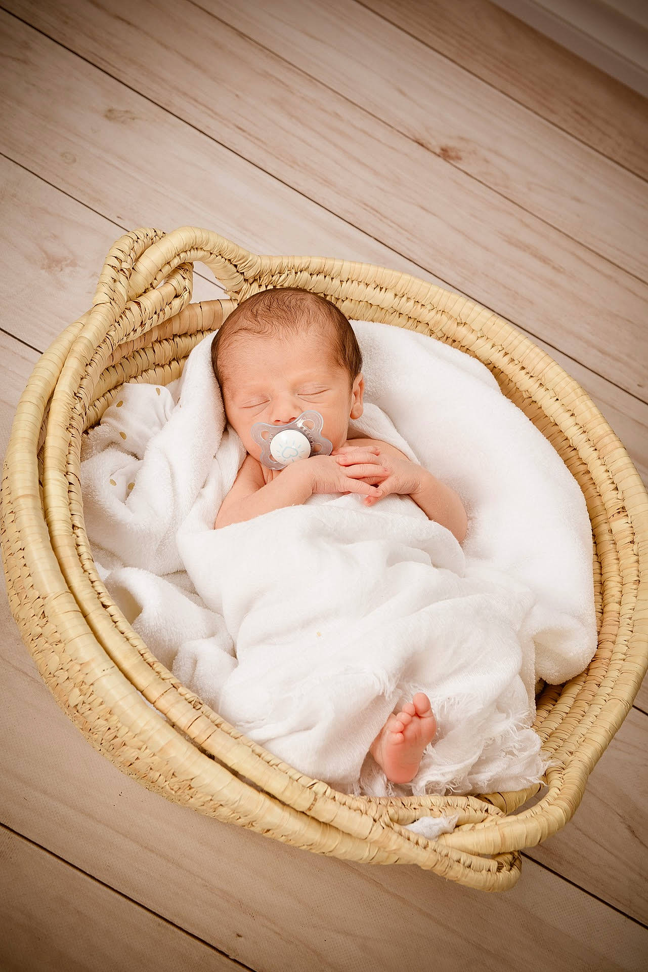 Ruben a rejoint le concours — aidez-le/la à gagner de superbes lots ! baby, baby_products, baby_sleeping, baby_toddler_clothing, bedtime, cheek, child, comfort, face, hardwood, infant_bed, linens, nap, person, portrait_photography, room, sitting, skin, sleep, toddler