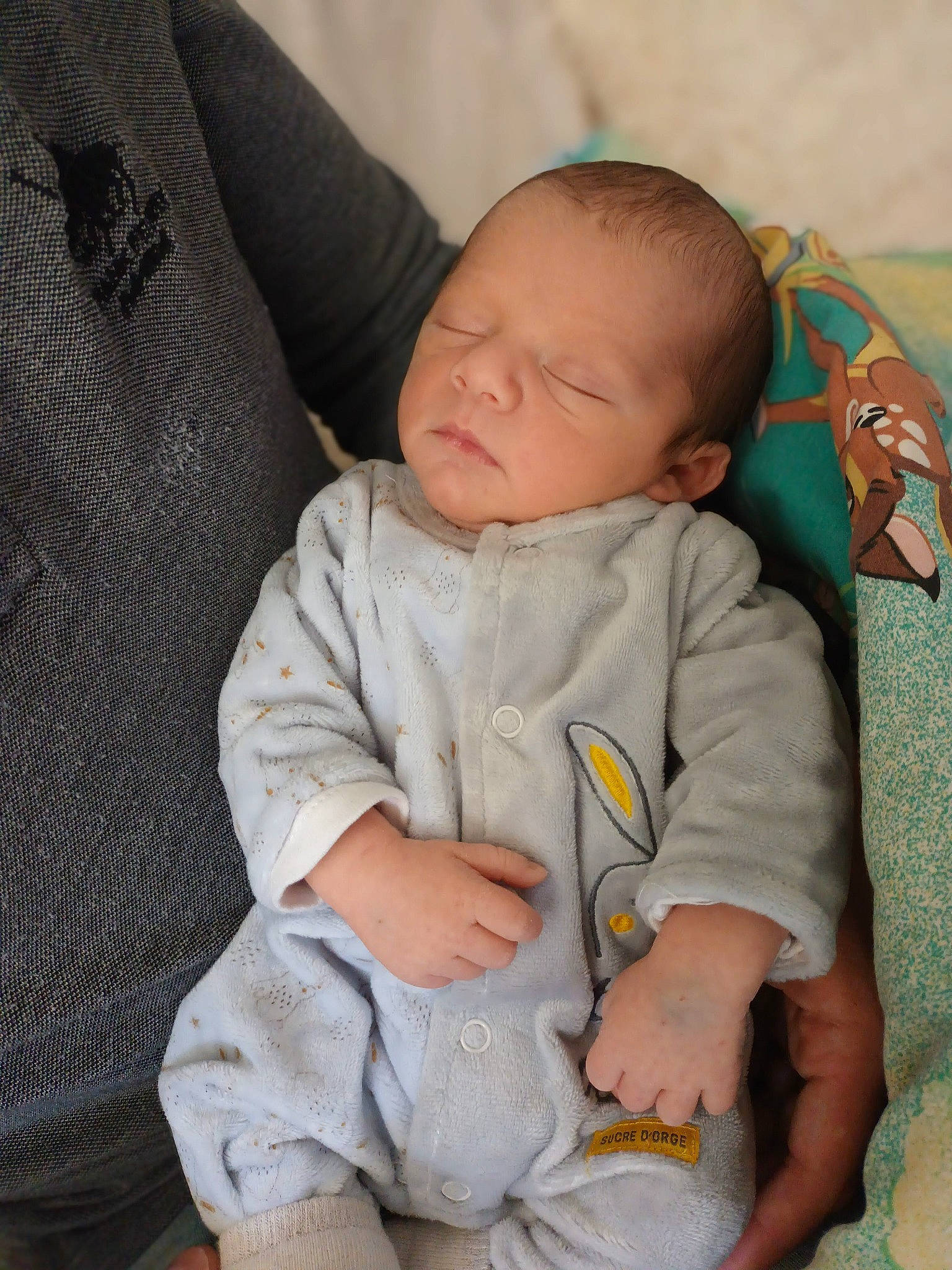 Ruben participe au concours pour gagner de l'argent avec cette photo : arm, baby, baby_products, baby_toddler_clothing, cheek, comfort, eye, facial_expression, finger, foot, head, human_body, iris, lap, person, sitting, skin, sleeve, sock, textile