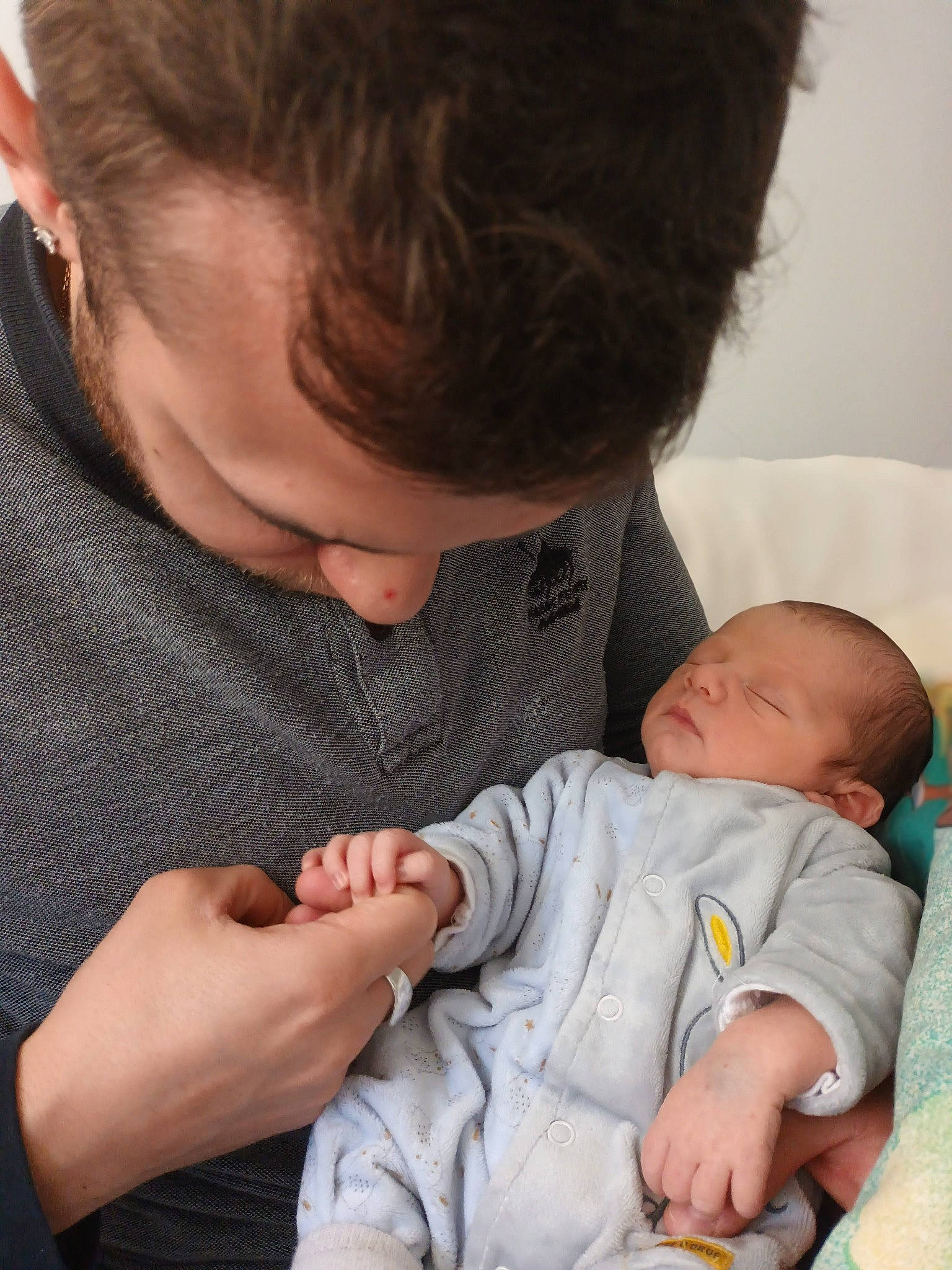 Ruben a rejoint le concours — aidez-le/la à gagner de superbes lots ! arm, cheek, clothing, comfort, ear, eye, facial_expression, finger, gesture, hair, hairstyle, hand, human, joint, mammal, mouth, nose, organ, person, skin