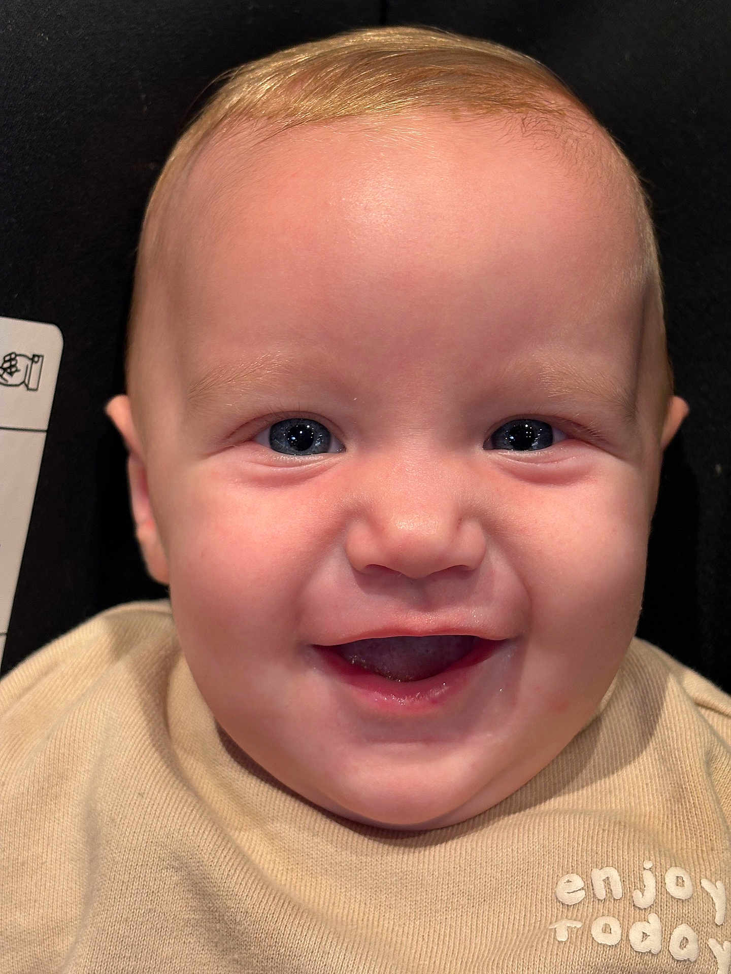 Elyo participe au concours pour gagner de l'argent avec cette photo : baby, smile, face, blue_eyes, infant, close_up, joy, child, happy, beige_clothing, skin, mouth_open, cute, expression, person, head, young_child, portrait, indoor, sitting