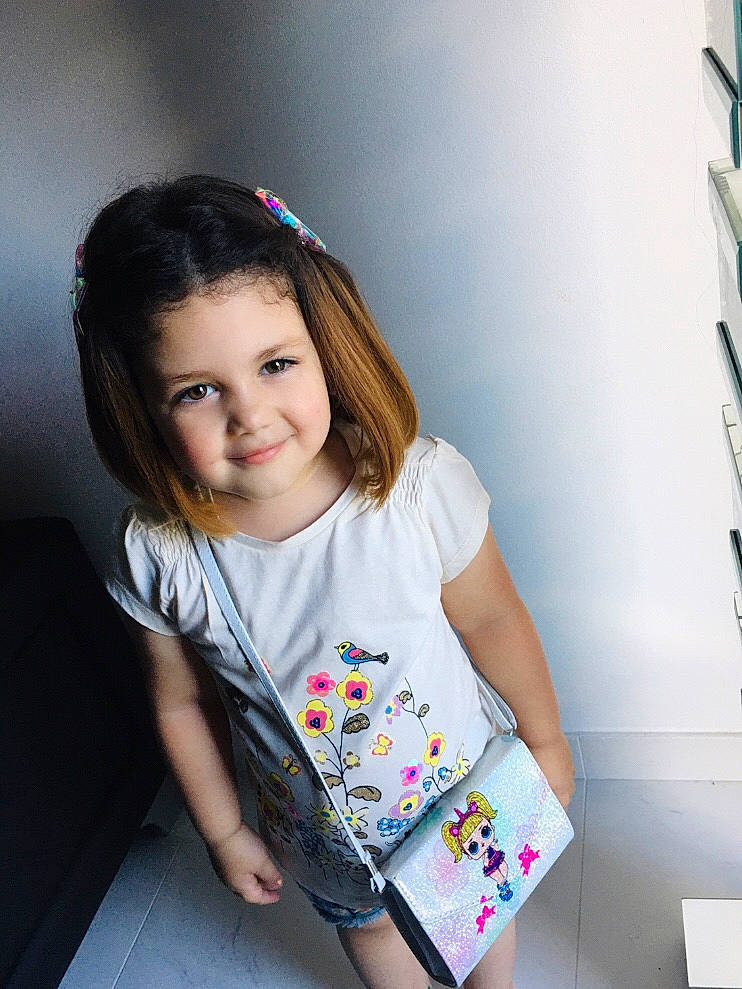 Camillia a rejoint le concours — aidez-le/la à gagner de superbes lots ! baby_toddler_clothing, black_hair, cheek, chin, eye, face, flash_photography, hair, happy, head, human_body, iris, joy, lip, person, pink, skin, sleeve, smile, t_shirt