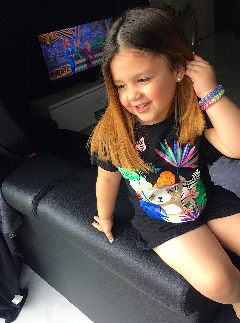 Camillia a rejoint le concours — aidez-le/la à gagner de superbes lots ! automotive_design, black_hair, car_seat_cover, cool, finger, flash_photography, fun, human_body, human_leg, joy, knee, lap, leisure, long_hair, motor_vehicle, person, shorts, smile, steering_wheel, thigh