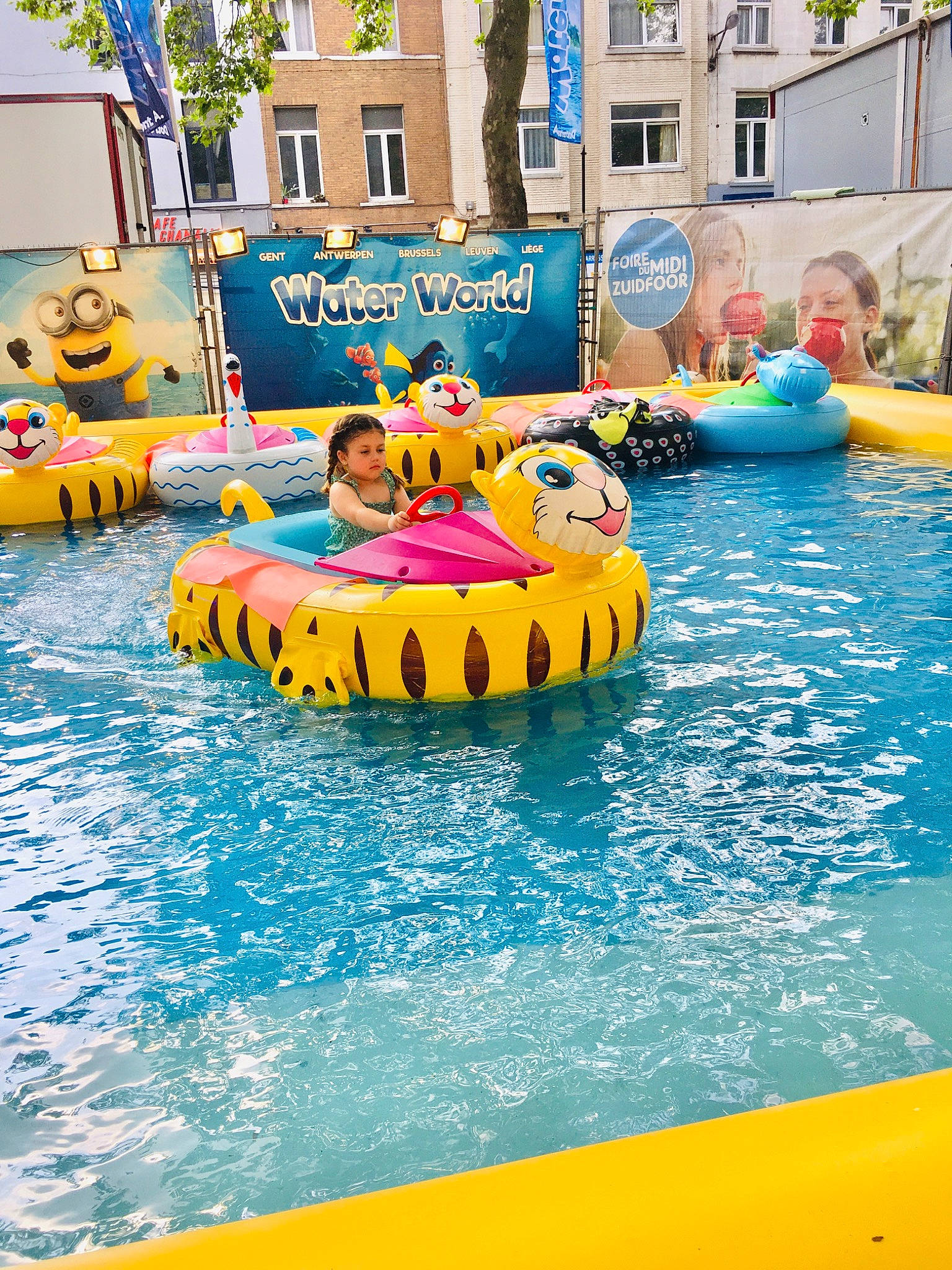 Camillia participe au concours pour gagner de l'argent avec cette photo : amusement_park, aqua, blue, boats_and_boating_equipment_and_supplies, chute, event, fun, inflatable, leisure, leisure_centre, nonbuilding_structure, outdoor_recreation, person, playground, recreation, resort_town, swimming_pool, water, water_park, water_transportation