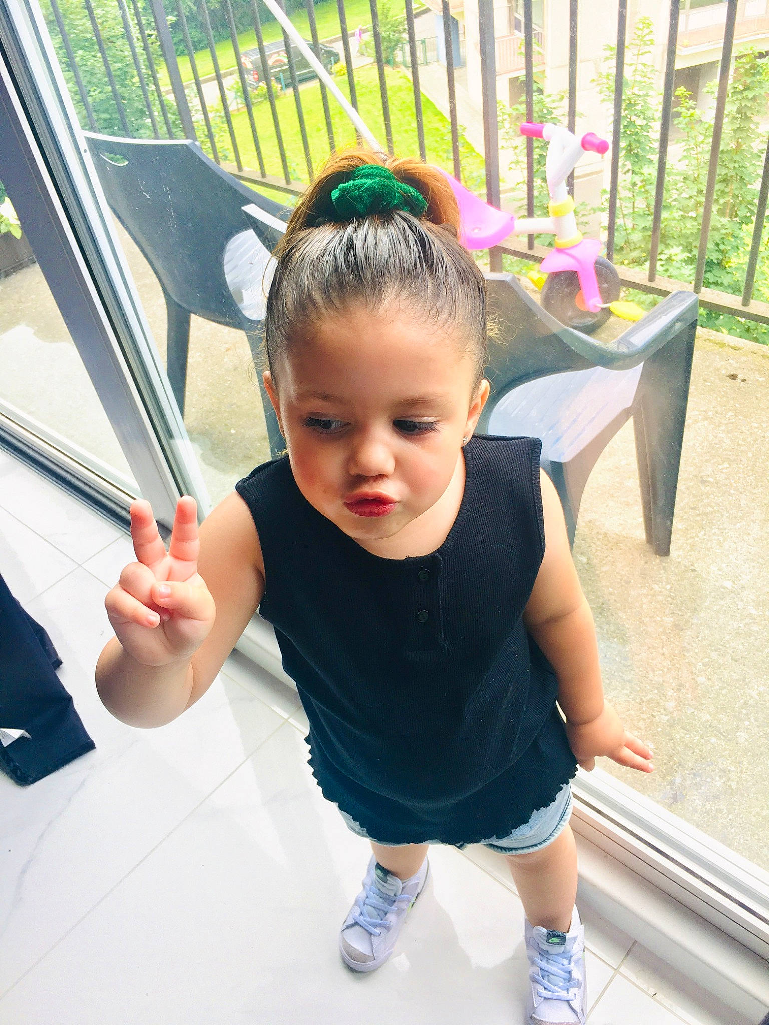 Camillia participe au concours pour gagner de l'argent avec cette photo : arm, baby, baby_toddler_clothing, chair, child, facial_expression, fence, finger, fun, gesture, hairstyle, happy, leg, leisure, person, recreation, skin, sleeve, summer, thumb