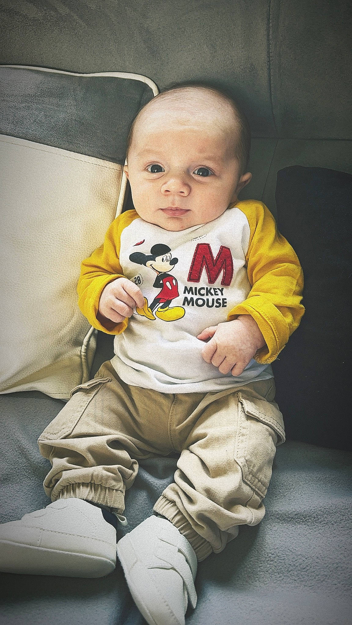 Noah participe au concours pour gagner de l'argent avec cette photo : baby, baby_toddler_clothing, cheek, child, comfort, eye, face, flash_photography, flooring, hair, head, human_body, knee, lap, person, sitting, skin, sleeve, t_shirt, thigh