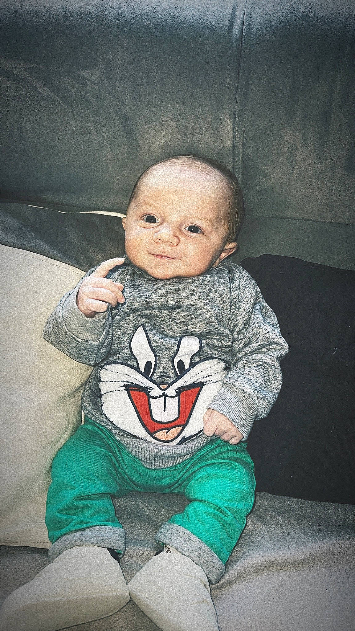 Noah a rejoint le concours — aidez-le/la à gagner de superbes lots ! arm, baby, baby_toddler_clothing, chair, cheek, chin, comfort, cool, eye, eyebrow, finger, flash_photography, happy, human_body, iris, leg, mouth, person, skin, sleeve