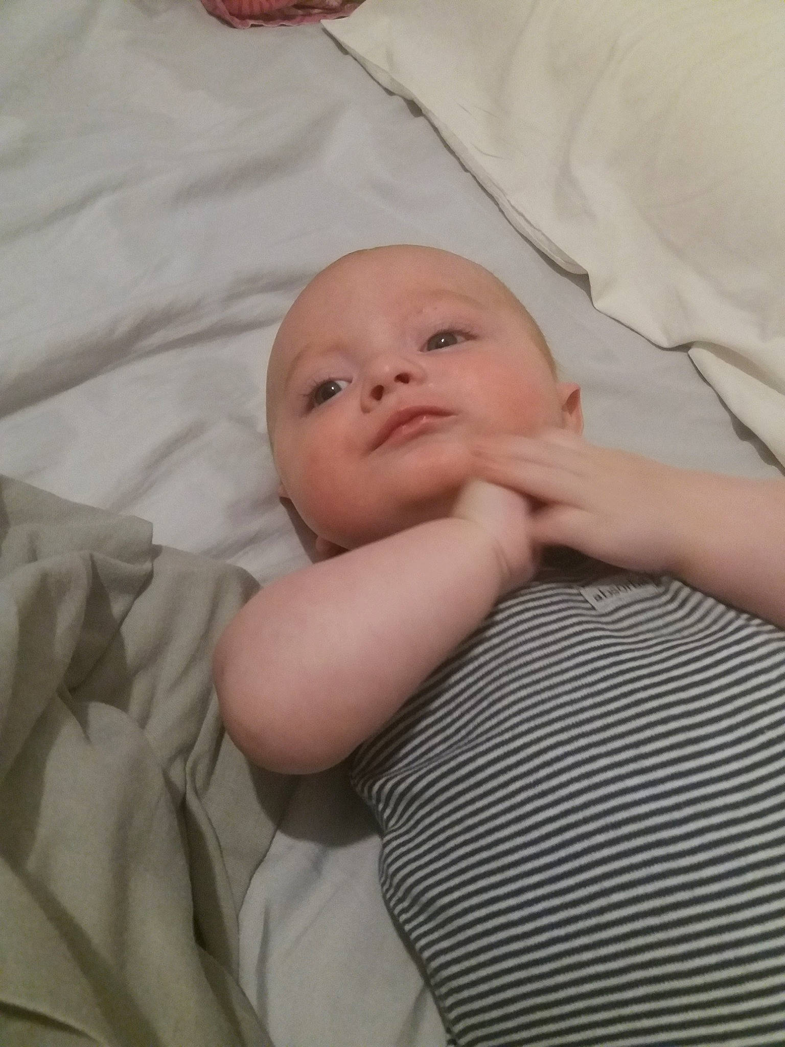 Loam a rejoint le concours — aidez-le/la à gagner de superbes lots ! baby, baby_products, bedding, bedtime, cheek, child, comfort, face, hand, linens, nose, person, product, skin, sleep, smile, textile, toddler