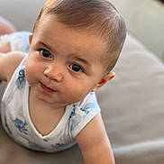 Timeo participe au concours pour gagner de l'argent avec cette photo : arm, baby, babywearing, child, closeup, clothing, curious, cute, expression, eyes, face, head, indoors, infant, person, portrait, skin, soft_surface, tank_top, young
