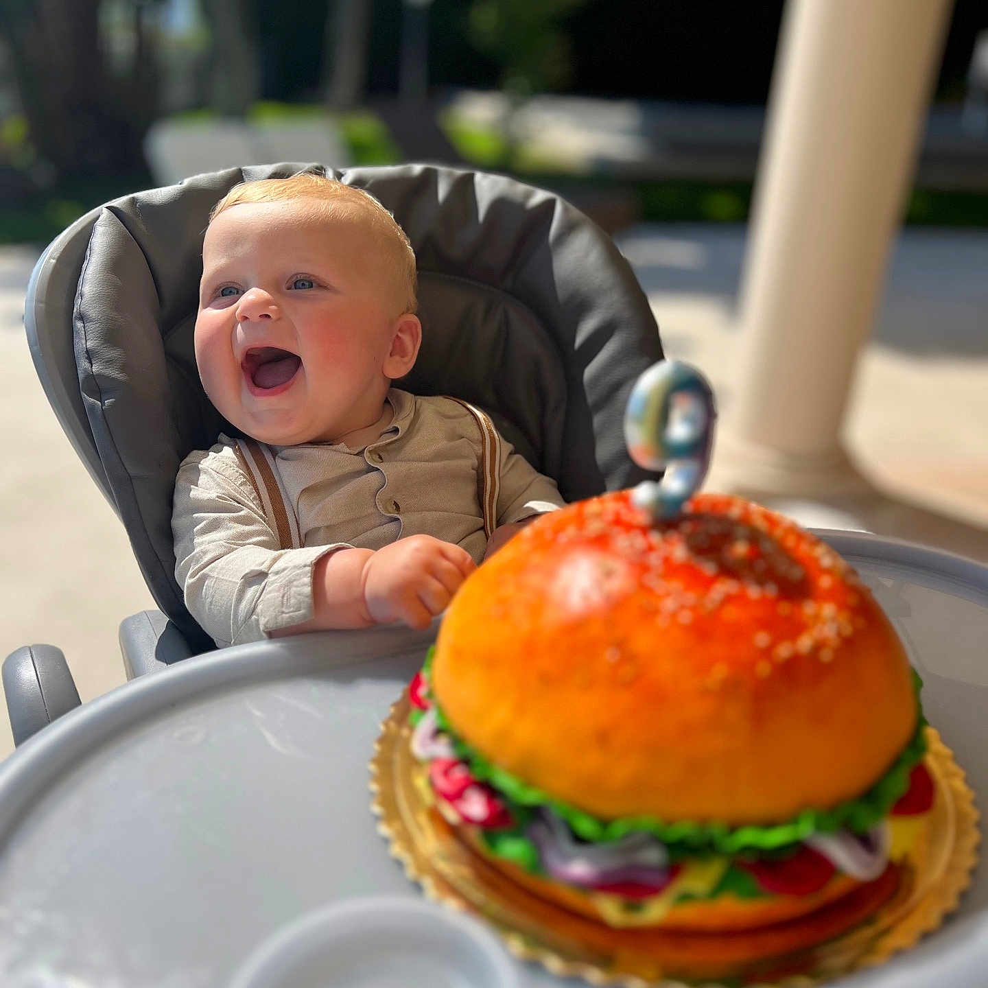 Aléscis participe au concours pour gagner de l'argent avec cette photo : baby, birthday_cake, cake, celebration, child, clothing, event, face, food, fun, happy, high_chair, number_candle, outdoor, party, person, seat, smiling, sunlight, table